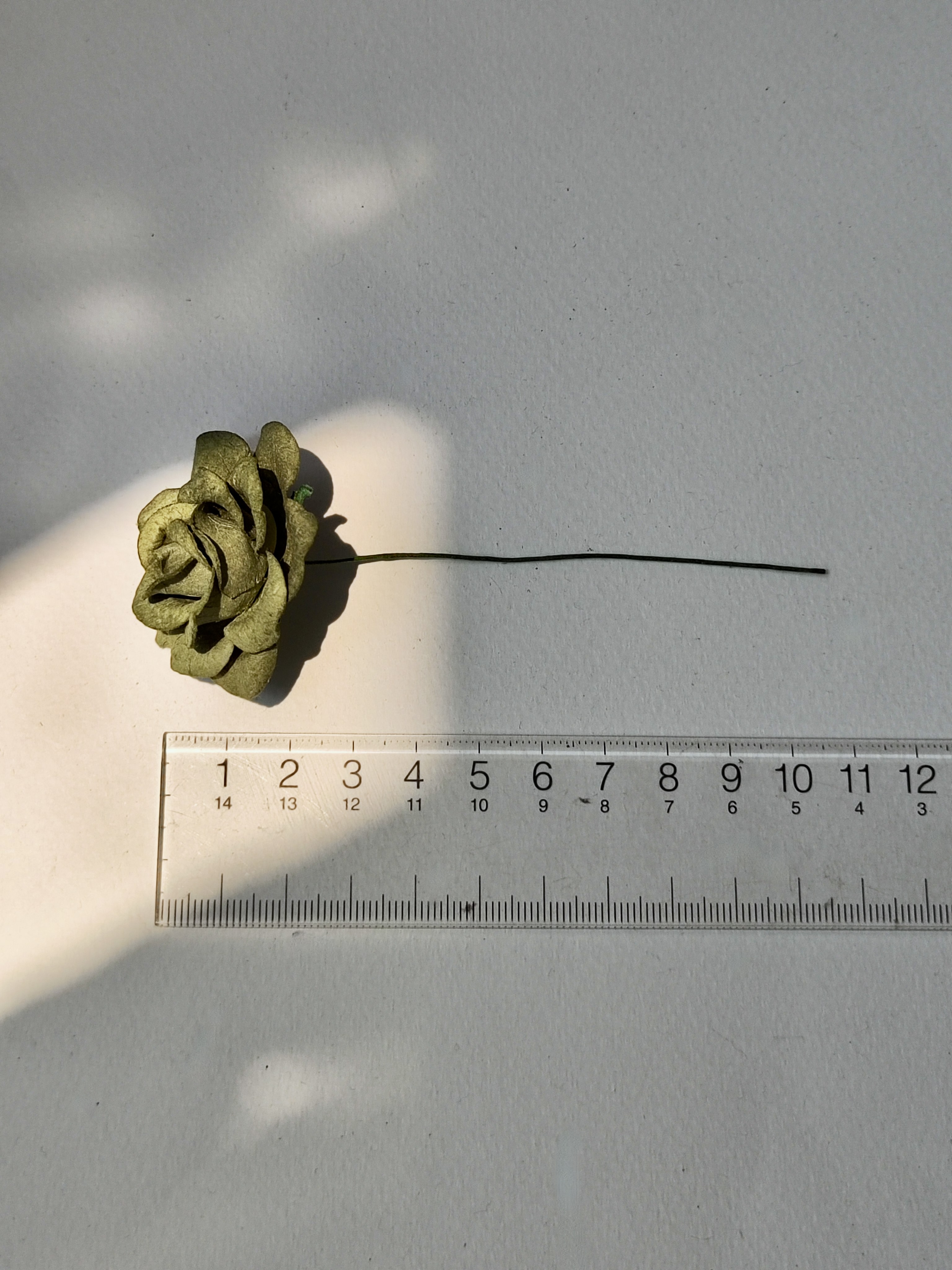 ดอกไม้กระดาษสา ดอกกุหลาบกระดาษสา ดอกไม้กุหลาบ กลีบโค้ง ดอกไม้ประดิษฐ์ สำหรับตกแต่ง หรืองานแต่งงาน สีเขียวทหาร ขนาด 3.5 cm. จำนวน 25 ดอก Paper flowers, handmade flowers, small roses paper size 3.5 cm. 25 pieces, green army color.