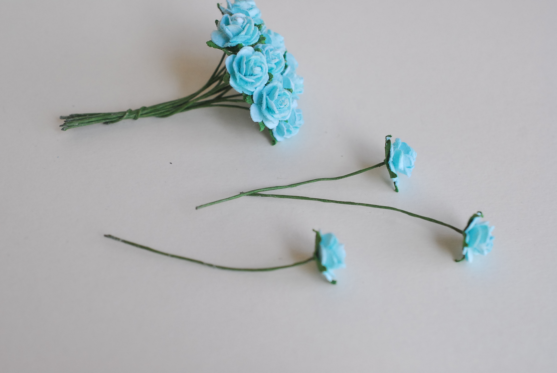 ดอกไม้กระดาษสาสำหรับตกแต่ง ของชำร่วย ดอกกุหลาบ กระดาษสา สีฟ้า ขนาด 1 cm. จำนวน 100 ดอก/1 ถุง