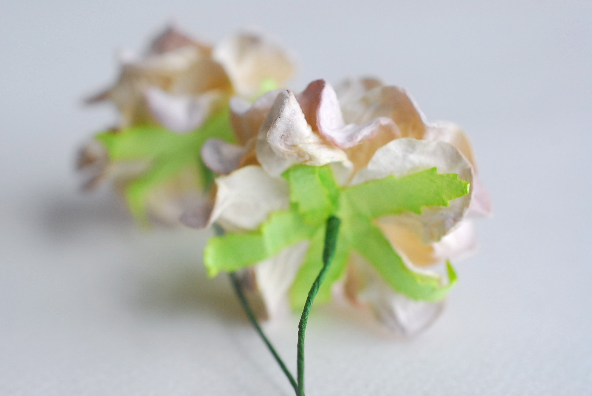 ดอกไม้กระดาษสา ราคาส่ง, ดอกการเดนเนียกระดาษสา ดอกไม้ประดิษฐ์ ตกแต่งงานแต่งงาน ประดิษฐ์ข้อมือเพื่อนเจ้าสาว ขนา่ด 3.5 cm., สำหรับของชำร่วย, งานแต่งงาน, ดอกไม้ทำข้อมือเจ้าสาว สีครีมปัดม่วงอ่อน จำนวน 25 ดอก Paper flower,25 Pieces mulberry gardenia flowers sup