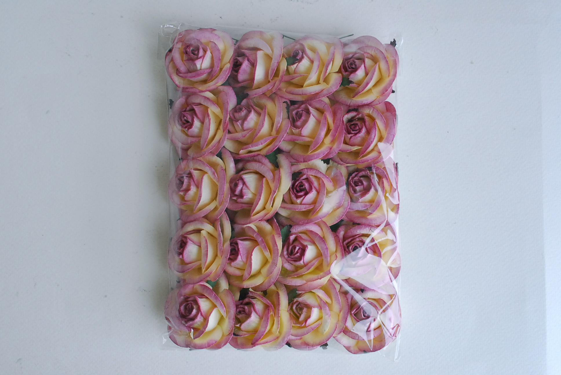 ดอกไม้กระดาษสา ขนา่ด 4.5 cm., สำหรับของชำร่วย, งานแต่งงาน,สีชมพูม่วงปัดสีครีม Paper flower,20 Pieces mulberry rose, 4.00 cm. berry brush ivorycolor.