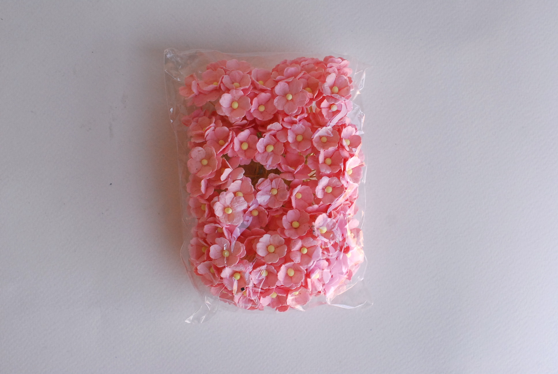 ดอกไม้กระดาษสา ดอกไฮเดรนเยียกระดาษสา ราคาส่ง ดอกไม้ประดิษฐ์ ตกแต่งงานแต่งงาน ประดิษฐ์ข้อมือเพื่อนเจ้าสาว ขนา่ด 1.5 cm., สำหรับของชำร่วย, งานแต่งงาน, ดอกไม้ทำข้อมือเจ้าสาว สีพีช จำนวน 100 ดอก Paper flower,100 Pieces mulberry hydenyia, peach medium color.