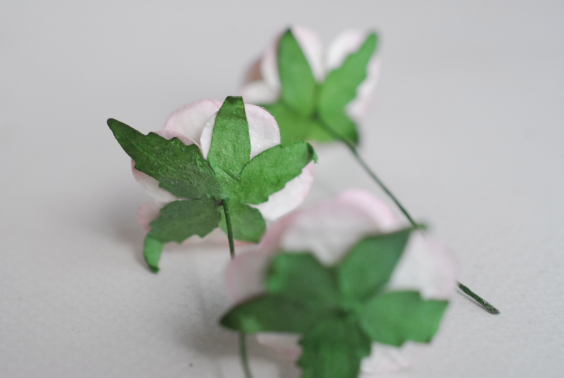 ดอกไม้กระดาษสา ดอกไม้กุหลาบกระดาษ ราคาส่ง, ดอกกุหลาบจิ๋ว ดอกกุหลาบกระดาษสา ดอกไม้ประดิษฐ์ สำหรับตกแต่งของชำร่วย หรืองานแต่งงาน สีชมพูอ่อน (light pink brush) ปัดขาวครีมขนาด 2.5 cm. จำนวน 50 ดอก สี524