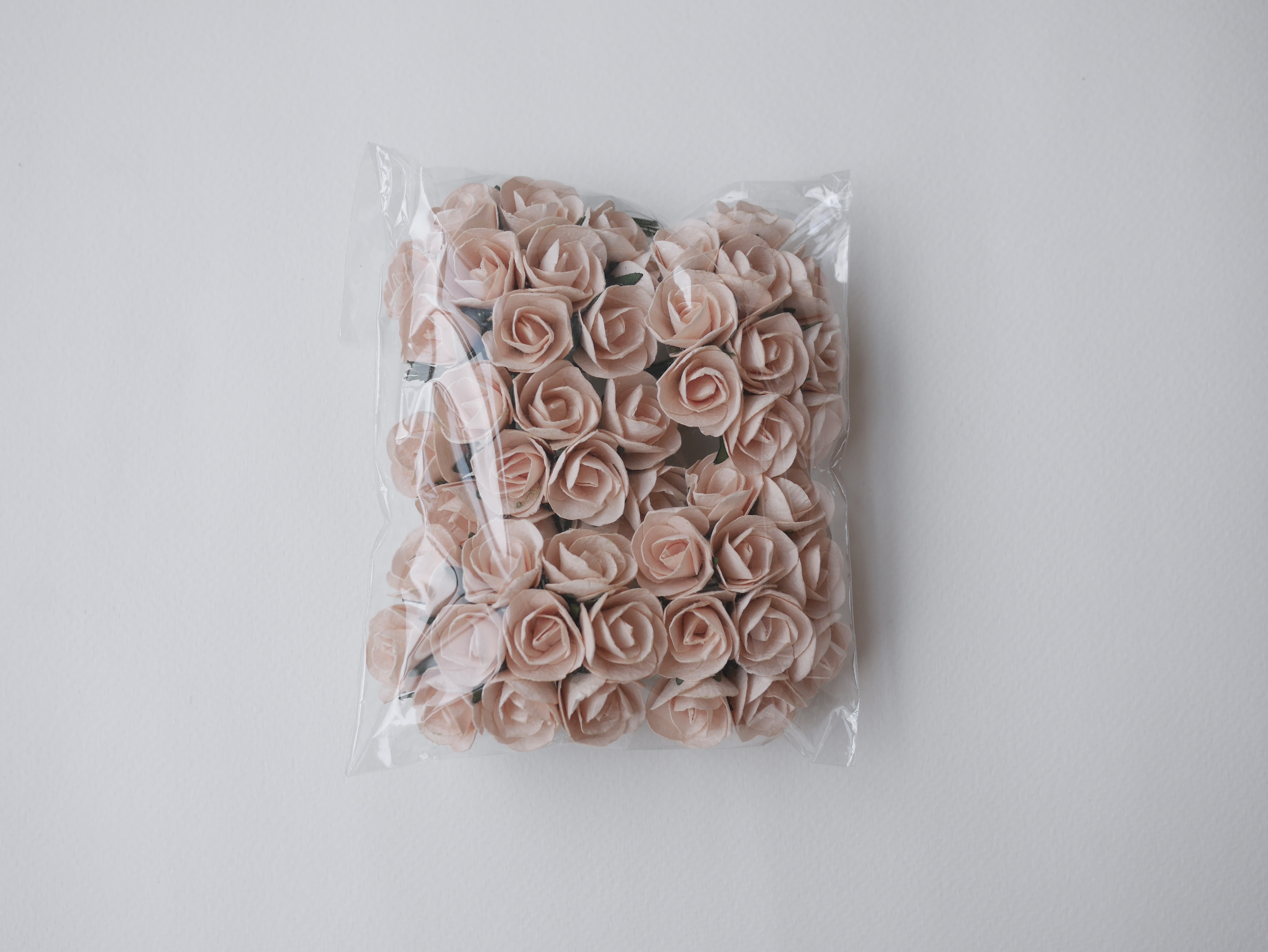 ดอกไม้กระดาษสา ดอกไม้กระดาษสา จตุจักร งานประดิษฐ์ ดอกไม้ทำข้อมือเพื่อนเจ้าสาว แต่งงาน, ดอกกุหลาบตูม 50 ดอก สีชมพูอ่อน ขนาด 1.8x2.0 cm. paper flowers, budding roses flower 1.8 x2.0 cm. 50 pieces. pale pink color