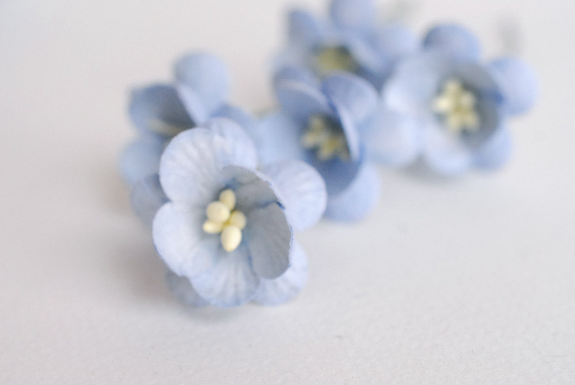 ดอกไม้กระดาษสา ดอกซากุระกระดาษ ดอกไม้กระดาษสาราคาส่ง ดอกไม้กระดาษสำหรับตกแต่งของชำร่วย งานแต่งงาน ทำช่อดอกไม้ติดอกเจ้าบ่าว ข้อมือดอกไม้เจ้าสาว ขนาด2.5 cm. 50 ดอก Paper flowers supplies: DIY wedding tools Cherry blossom (Sakura) 50 pcs. size 2.5 cm. pale b