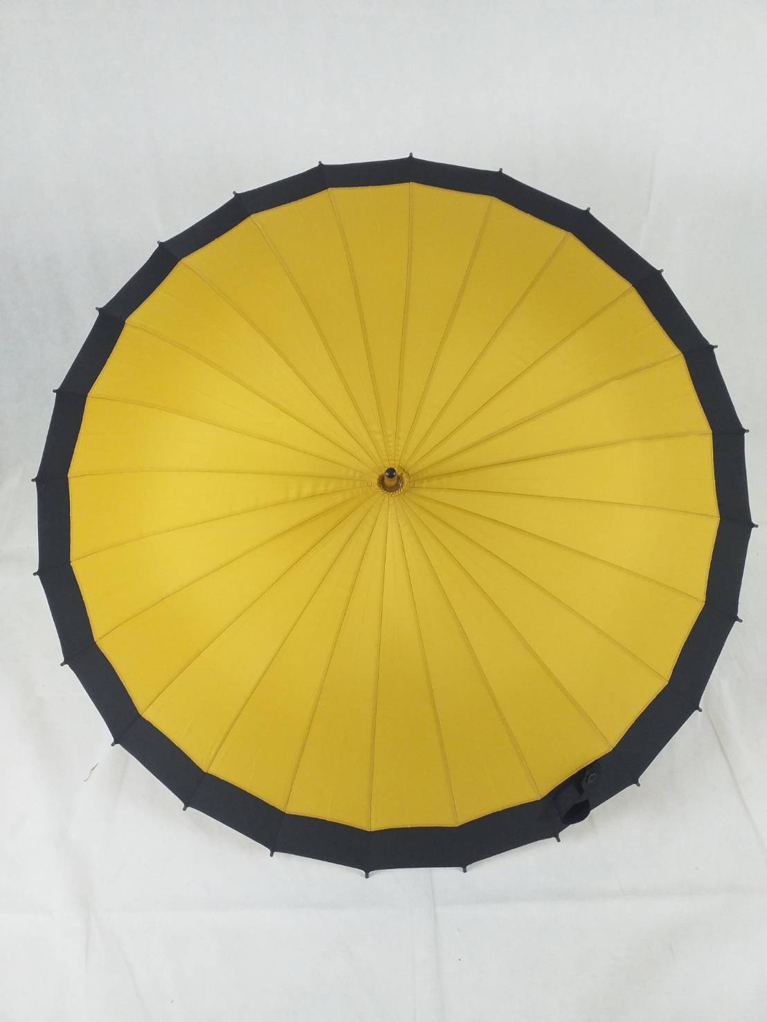 ร่มยาว 24 นิ้ว โครงเหล็กดำ 24 ซี่ แกนไม้ ด้ามไม้ สีเหลืองชายสีดำ สวยงามแบบไทยๆ ชิ้น 24K /สีเหลืองชายสีดำ 2020-05-08 10:18:20 2023-10-24 14:44:48