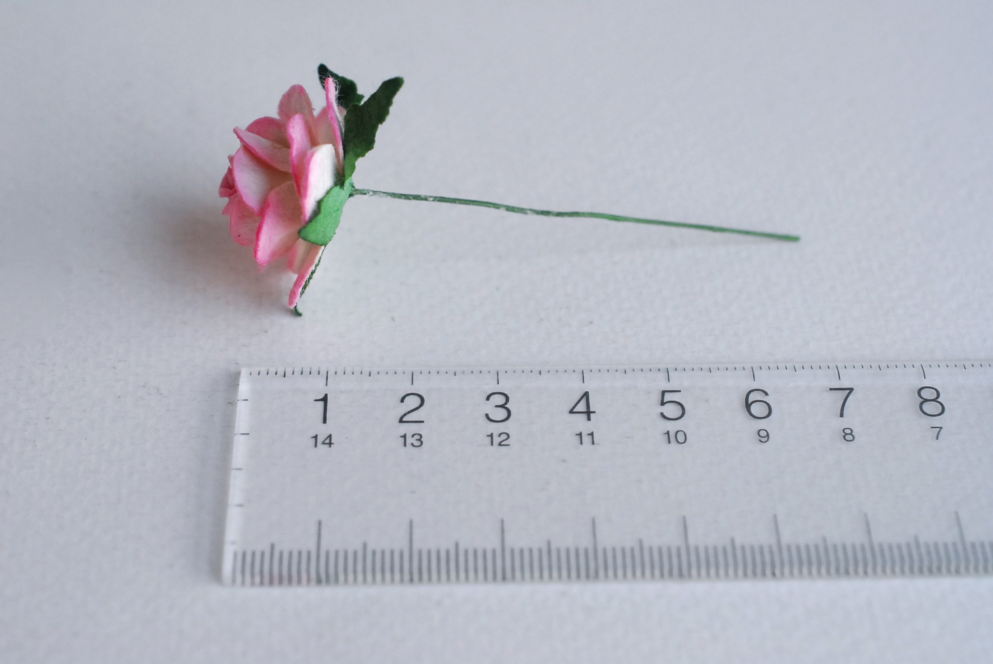 ดอกไม้กระดาษ ดอกไม้กระดาษสา ราคาส่ง,ดอกไม้กุหลาบกระดาษ ดอกกุหลาบกระดาษสา ดอกไม้ประดิษฐ์ สำหรับตกแต่ง หรืองานแต่งงาน สีชมพูกลางปัดสีออฟไวท์ (สีเกือบขาว) ขนาด 2.5 cm. จำนวน 50 ดอก Paper flowers, small roses DIY paper supplies 50 pieces size 2.5 cm.