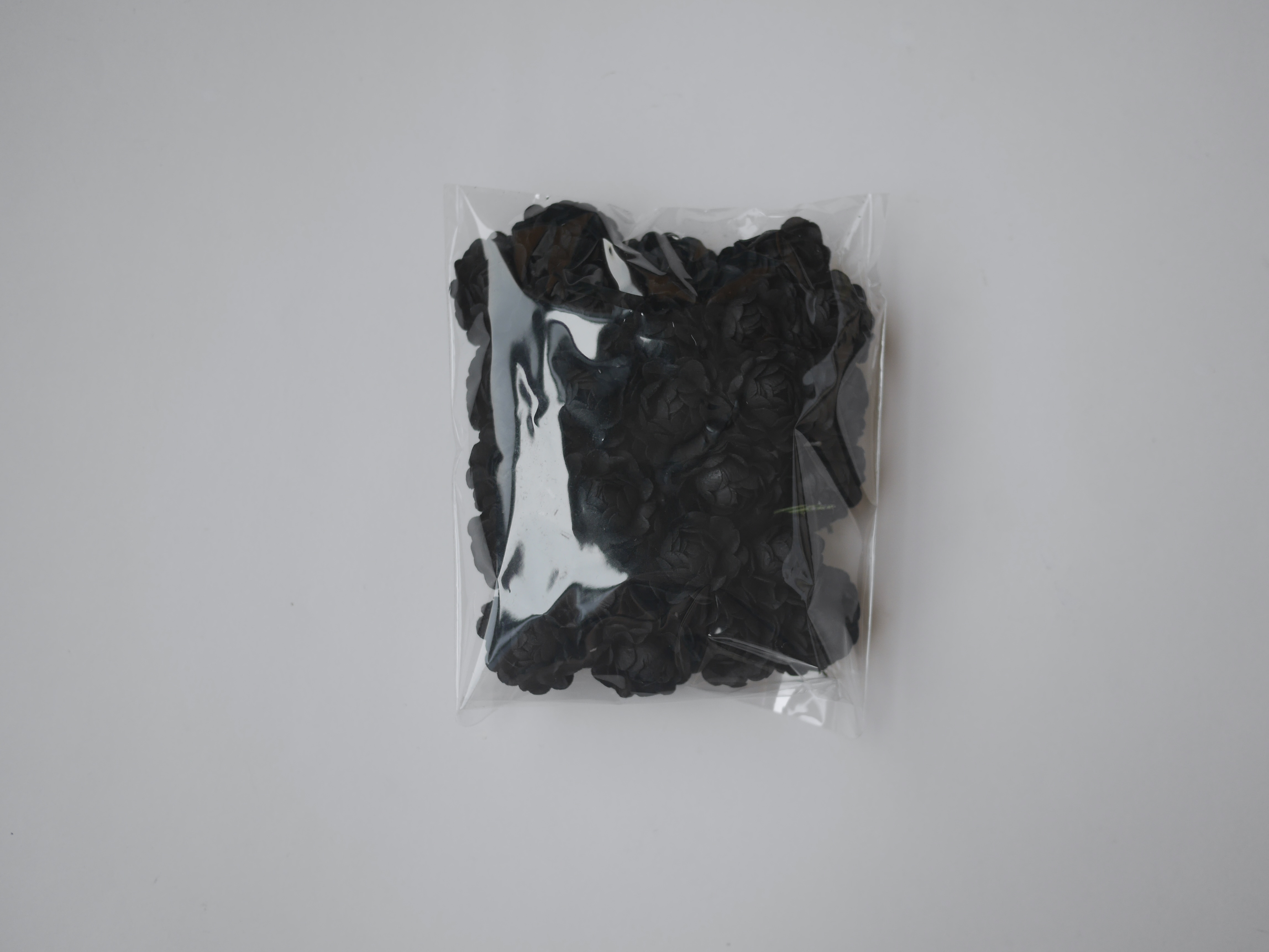 ดอกไม้กระดาษสา ดอกกุหลาบกระดาษสา 5ชั้น ดอกไม้กุหลาบ ดอกไม้ประดิษฐ์ สำหรับตกแต่ง หรืองานแต่งงาน สีดำ ขนาด 3.5 cm. จำนวน 25 ดอก Paper flowers, handmade flowers, small roses paper 5 layers size 3.5 cm. 25 pieces, black color