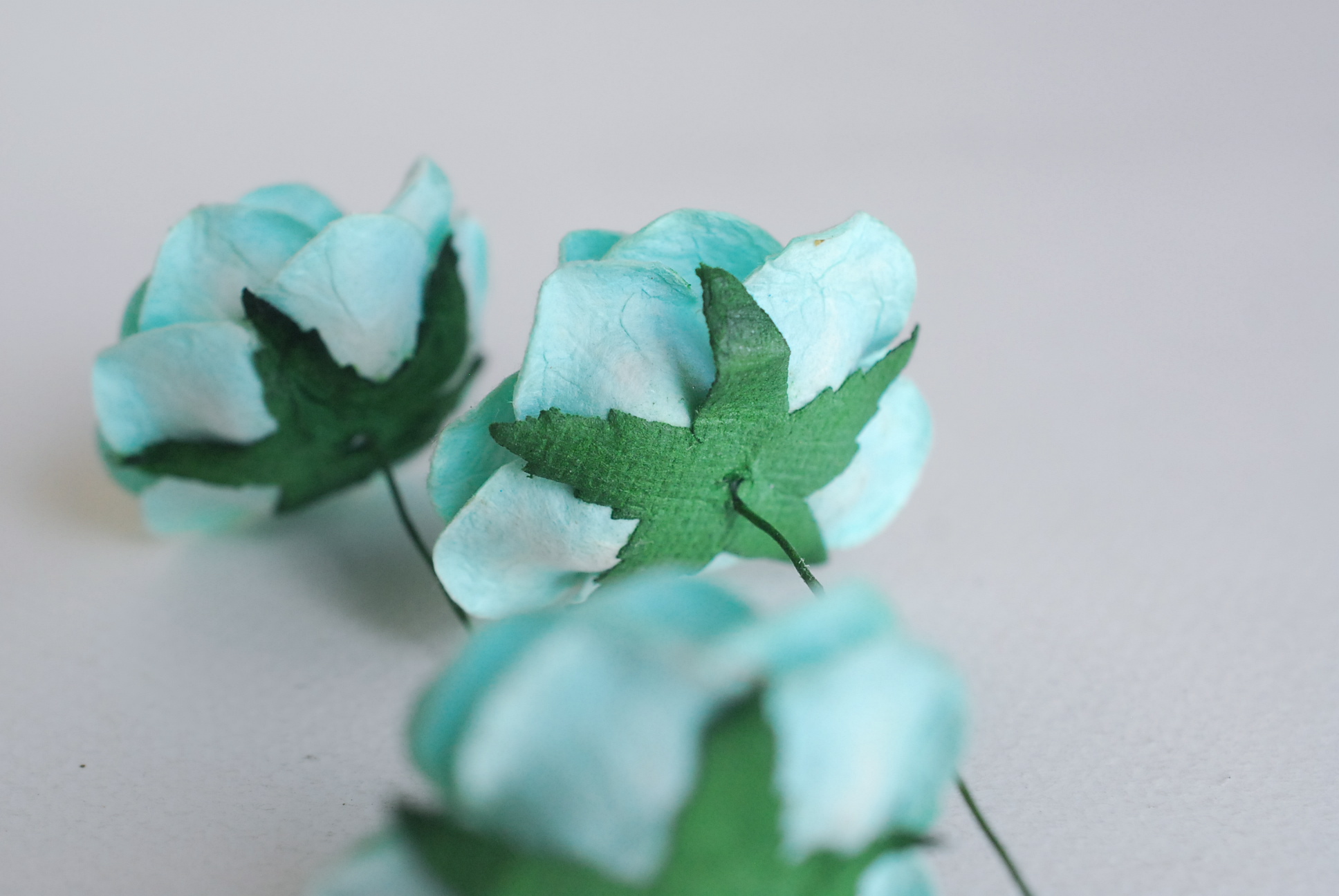 ดอกไม้กระดาษสา ดอกกุหลาบกระดาษสา ดอกไม้กุหลาบ กลีบโค้ง ดอกไม้ประดิษฐ์ สำหรับตกแต่ง หรืองานแต่งงาน สีมิ้นท์ ขนาด 3.5 cm. จำนวน 25 ดอก Paper flowers, handmade flowers, small roses paper size 3.5 cm. 25 pieces, mint color.