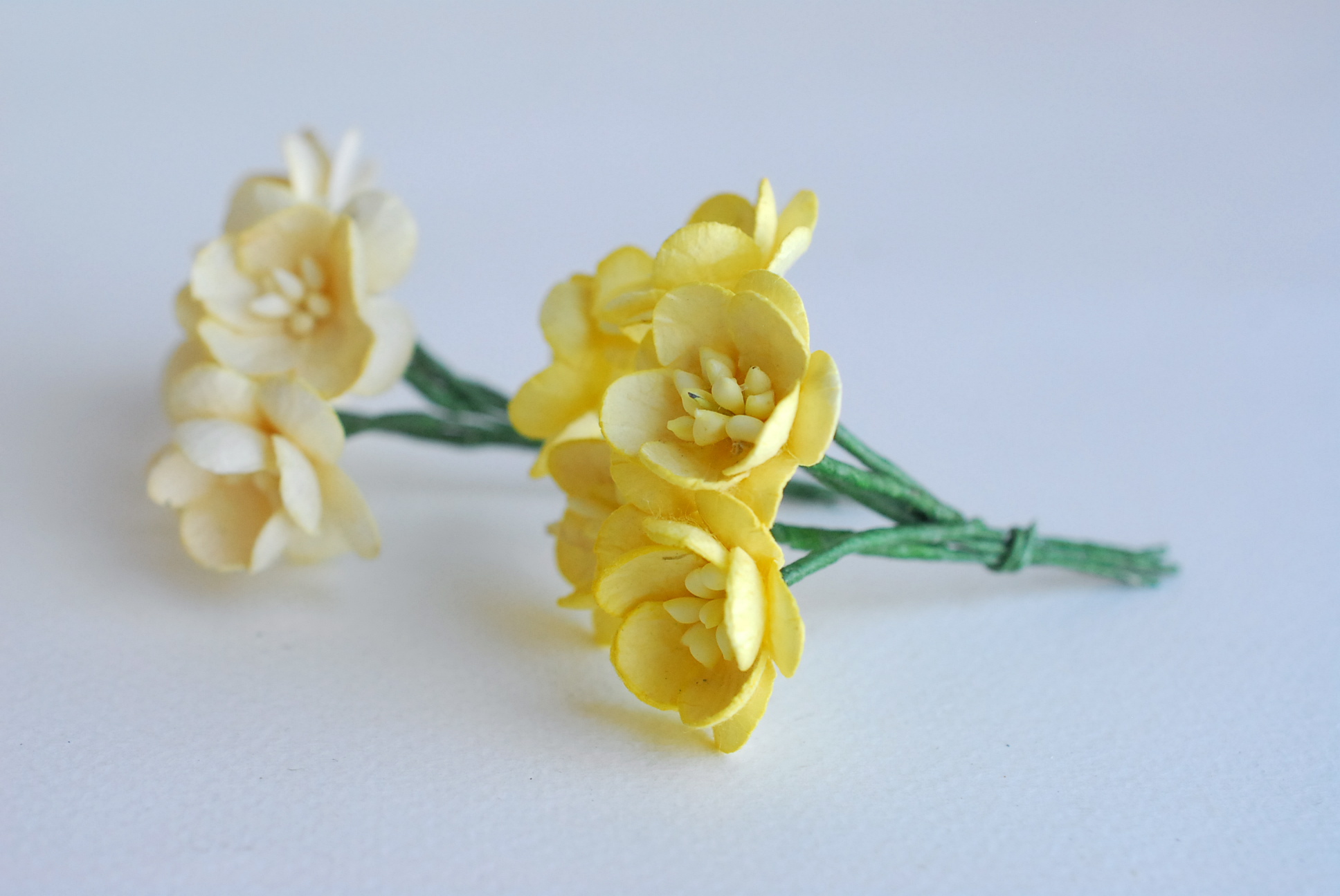 mixed ดอกไม้กระดาษสา ดอกไม้กระดาษสาราคาส่ง ดอกไม้กระดาษสำหรับตกแต่งของชำร่วย งานแต่งงาน ทำช่อดอกไม้ติดอกเจ้าบ่าว ข้อมือดอกไม้เจ้าสาว ขนาด2.5 cm. 50 ดอก สีครีมและสีเหลือง Paper flowers supplies: DIY wedding tools Cherry blossom (Sakura) 50 pcs. size 2.5 cm