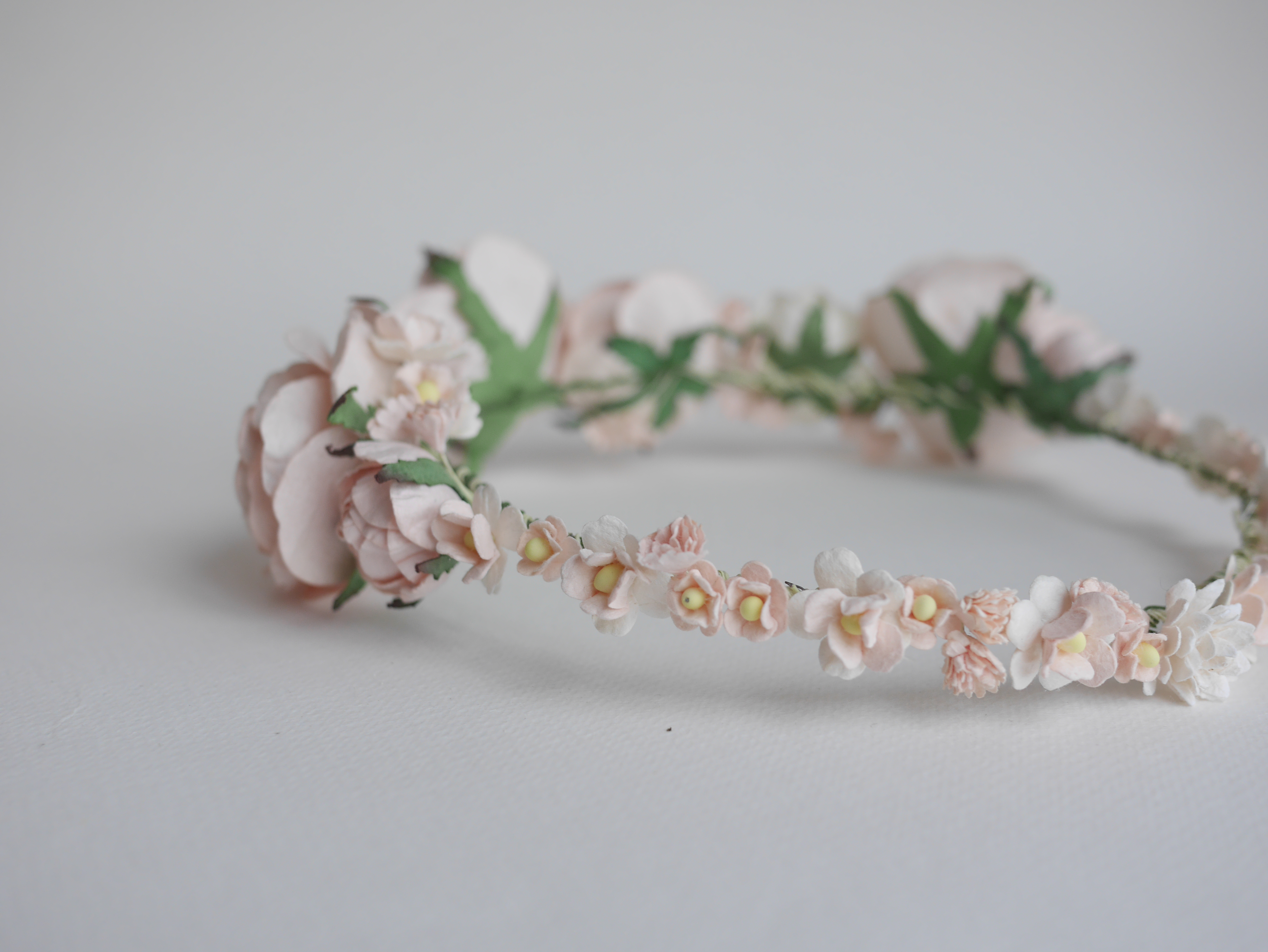 มงกุฎดอกไม้กระดาษ งานแต่งงาน งานรับปริญญา ดอกไม้ประดิษฐ์ งานประดิษฐ์ DIY โทนสีชมพูพีช ดอกกุหลาบกระดาษสา และดอกไม้กระดาษสาขนาดเล็ก Handmade corsages 1 ชิ้น DIY corsage yellow-pastel pink brown tone, big rose flowers 1 piece.