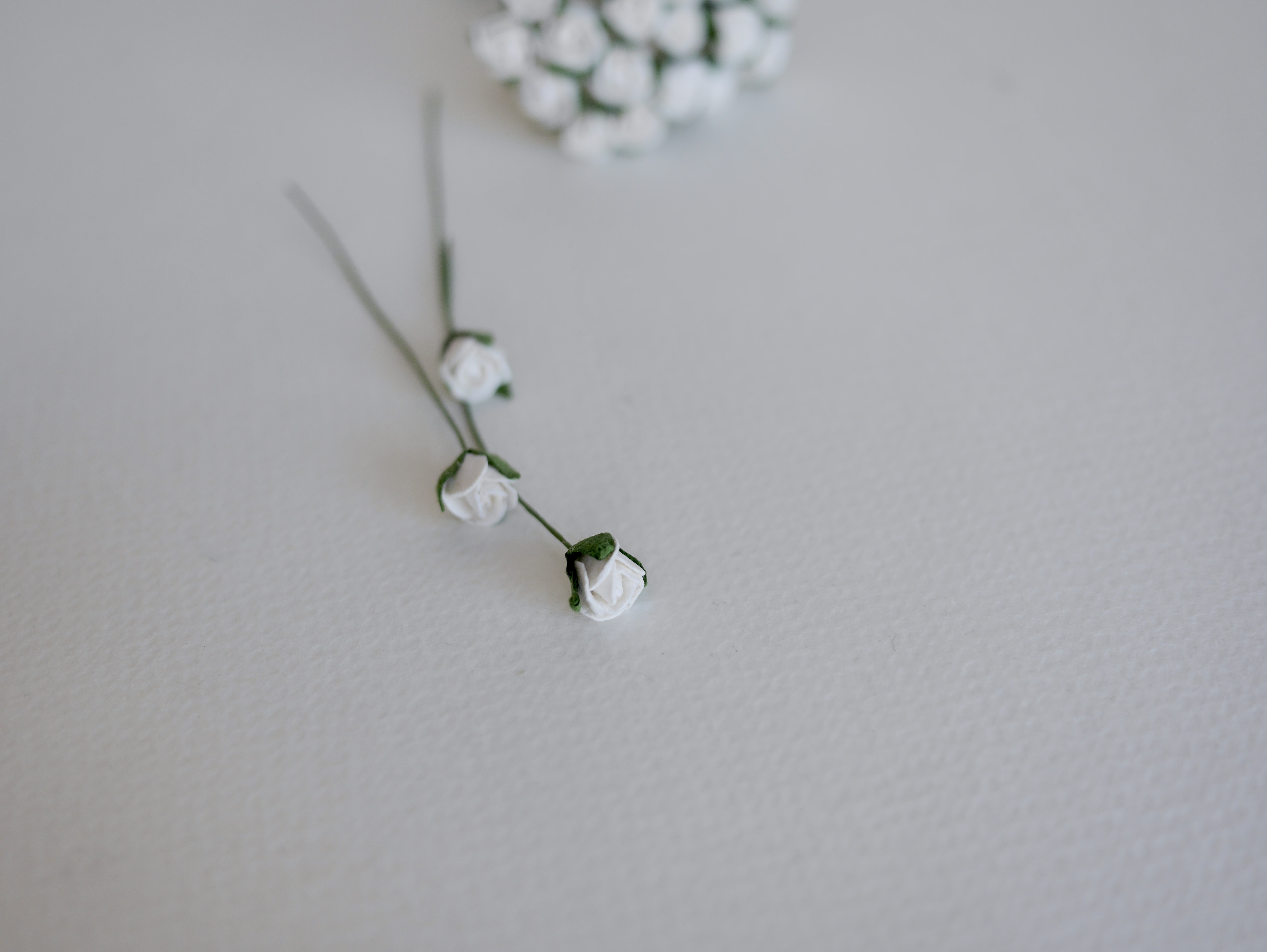 ดอกไม้กระดาษสา ดอกไม้กระดาษสา จตุจักร งานประดิษฐ์ ดอกไม้ทำข้อมือเพื่อนเจ้าสาว แต่งงาน, ดอกกุหลาบตูม 50 ดอก สีขาว ขนาด 0.8x0.8 cm. paper flowers, budding roses flower 0.8 x 0.8 cm. 50 pieces. white color