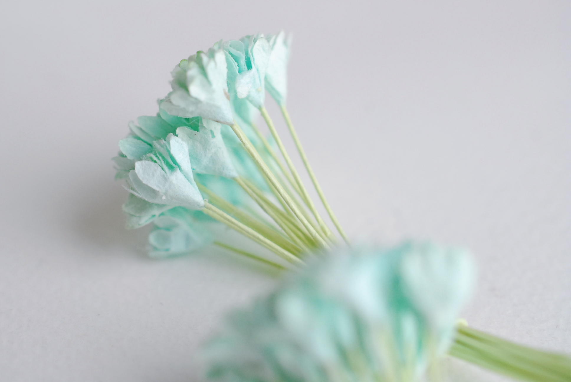 ดอกไม้ประดิษฐ์, ดอกไม้กระดาษสา, ดอก gypsophila, ดอกยิปโซ งานประดิษฐ์ตกแต่งของชำร่วย, ดอกไม้ทำพานพุ่ม, พานรับไหว้, ขนาด0.8 cm. สีมิ้น