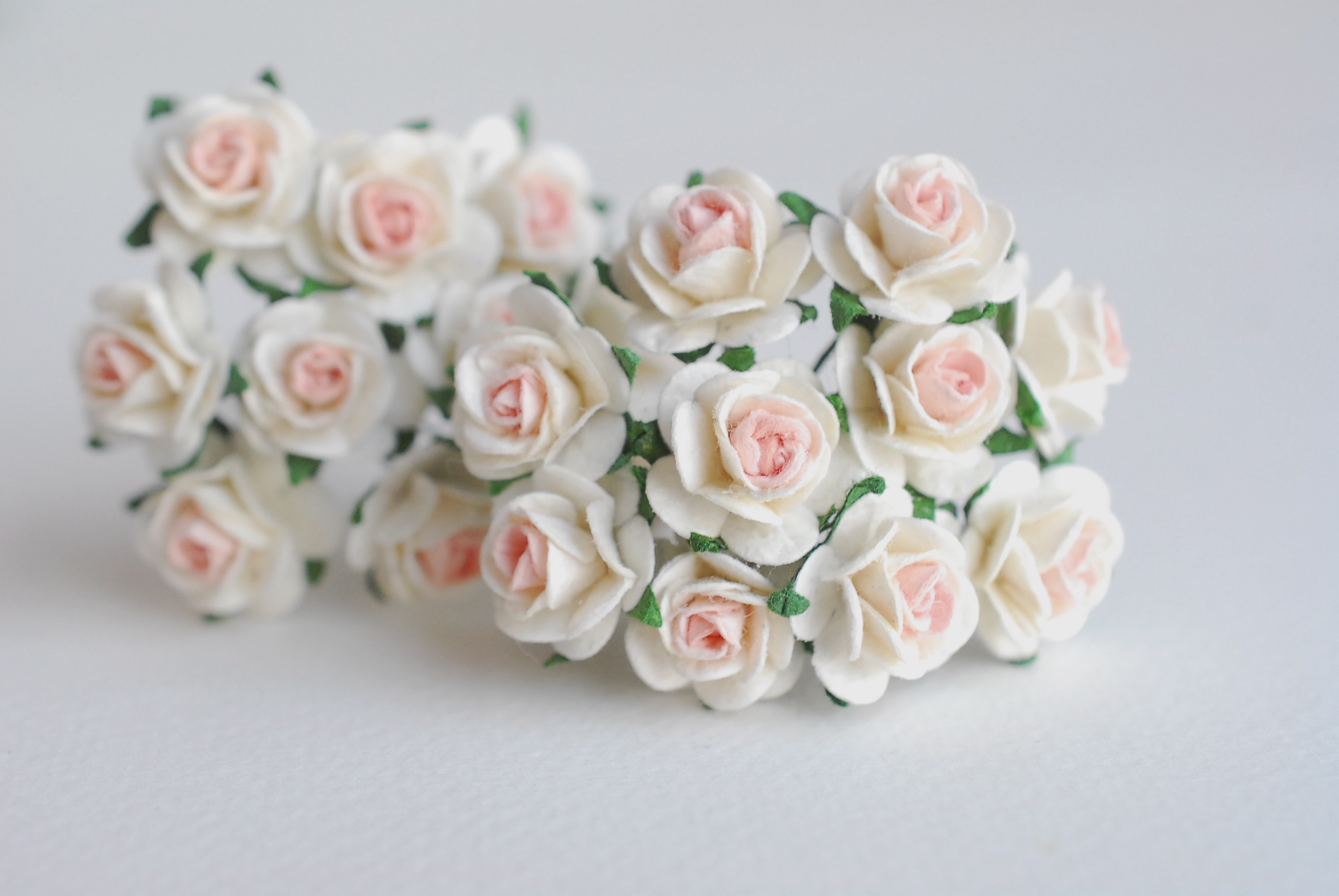 ดอกไม้กุหลาบกระดาษ, ดอกกุหลาบกระดาษสา ดอกกุหลาบจิ๋ว ดอกกุหลาบกระดาษสา สำหรับประดับ ตกแต่งของชำร่วย, งานแต่งงาน สีMIXED ชมพู ม่วง ชมพูตุ่น ชมพูจุด พีชอ่อน ขนาด 1.5 cm. จำนวน 100 ดอก