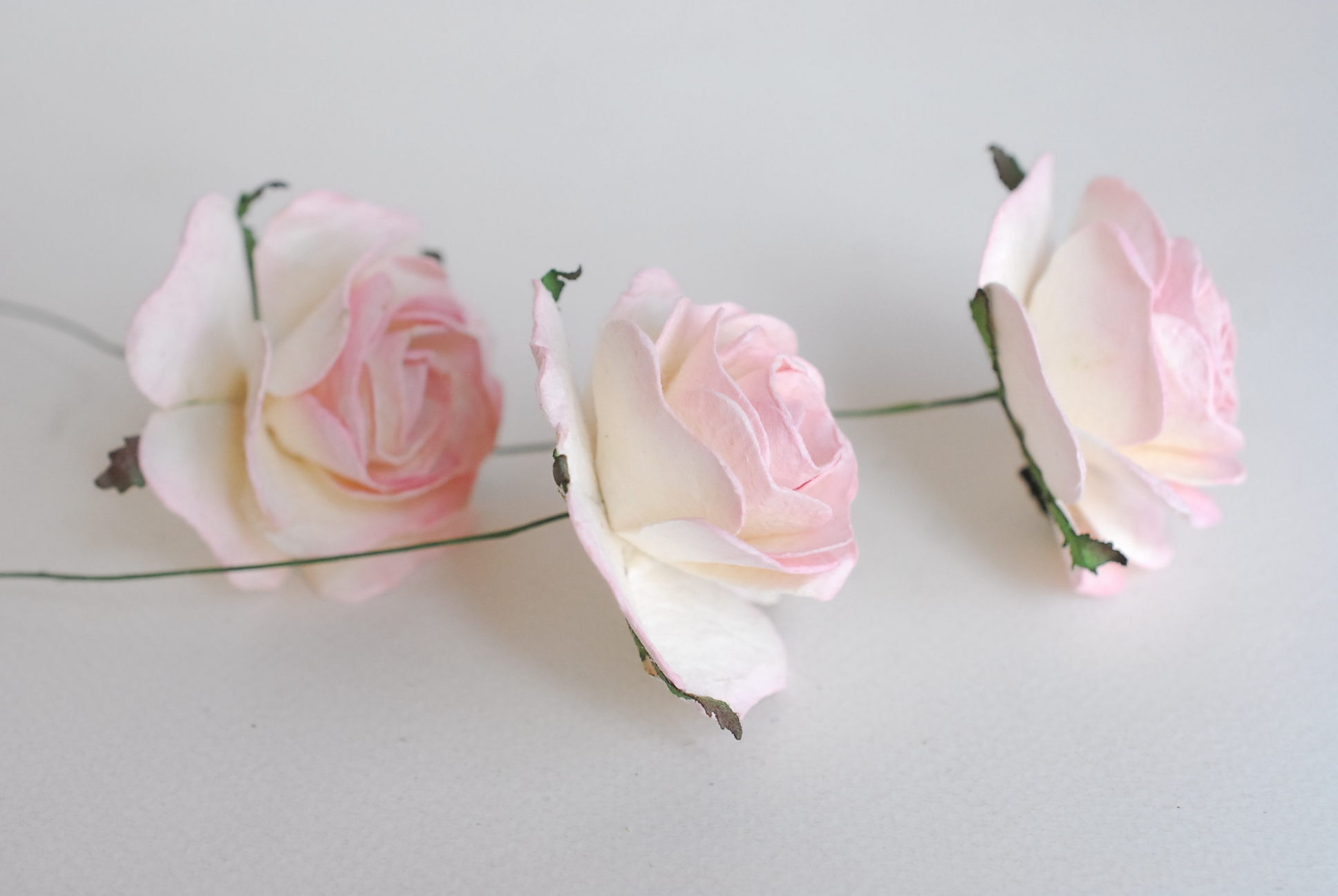 ดอกไม้กระดาษสา,paper flowers ดอกไม้ประดิษฐ์ ดอกไม้กระดาษสำหรับตกแต่ง สำหรับของชำร่วย, งานแต่งงาน, ดอกกุหลาบ PUL4-4 N ขนาด 4.5 cm. สีชมพูอ่อนปัดขาวcode color517