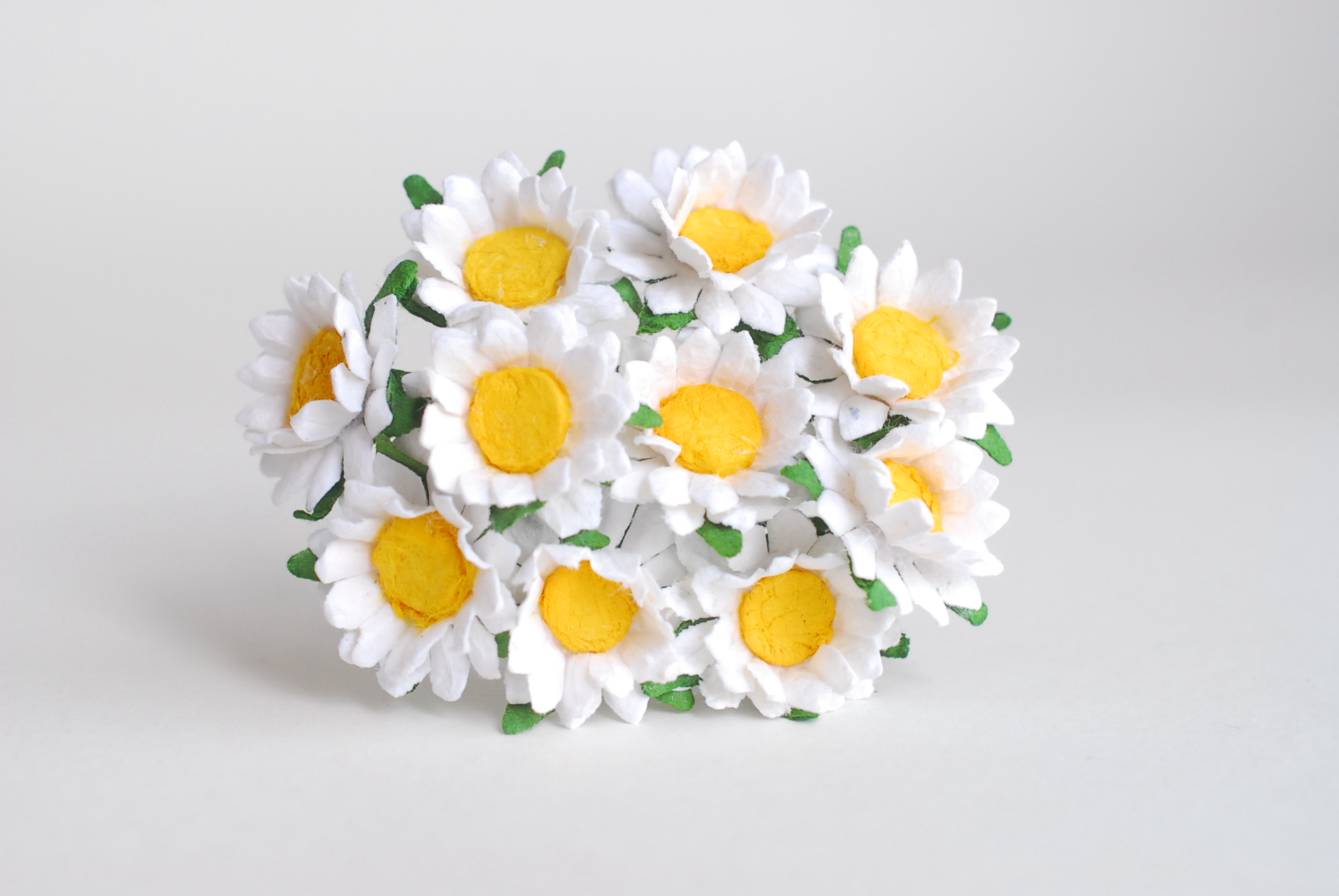 ดอกทานตะวันกระดาษ ดอกไม้กระดาษสา ดอกไม้ประดิษฐ์จากกระดาษสา ดอกทานตะวัน ดอกไม้กระดาษสาขายส่ง ดอกไม้ประดิษฐ์ ดอกไม้ทำข้อมือเพื่อนเจ้าสาว ขนาด 1.5 cm. จำนวน 50 ดอก สีเหลือง Paper Flower, Sun Flowers, white color, size 1.5 cm 50 pieces, yellow pollen.