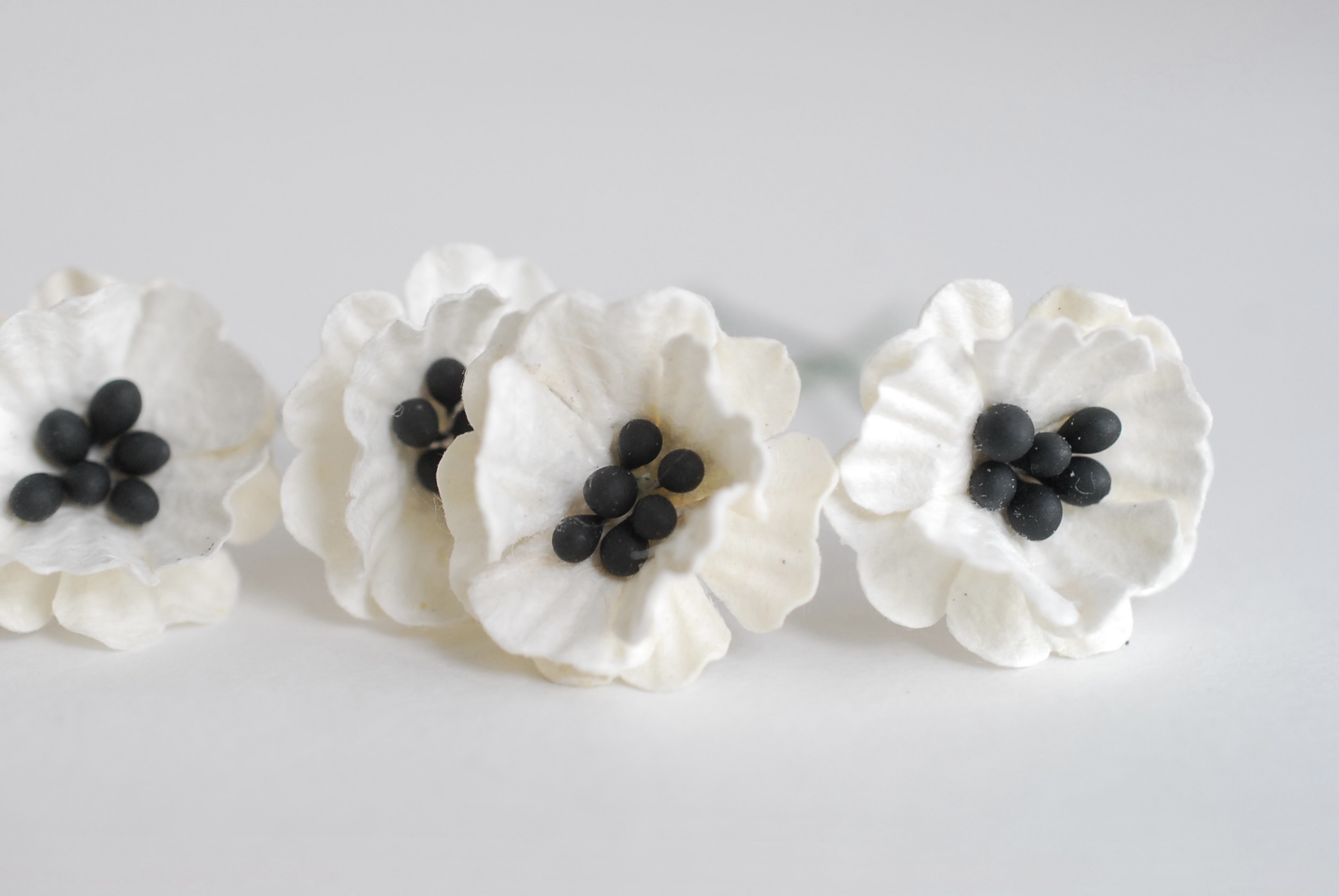 ดอกไม้กระดาษสา ดอกไม้กระดาษสา จตุจักร งานประดิษฐ์ ดอกไม้ทำข้อมือเพื่อนเจ้าสาว แต่งงาน,Red Poppy, ดอกไม้กระดาษ poppy สีขาว ขนาด 2.00 cm. paper flowers, Poppy flowers 2.00 cm. 50 pieces. white color.