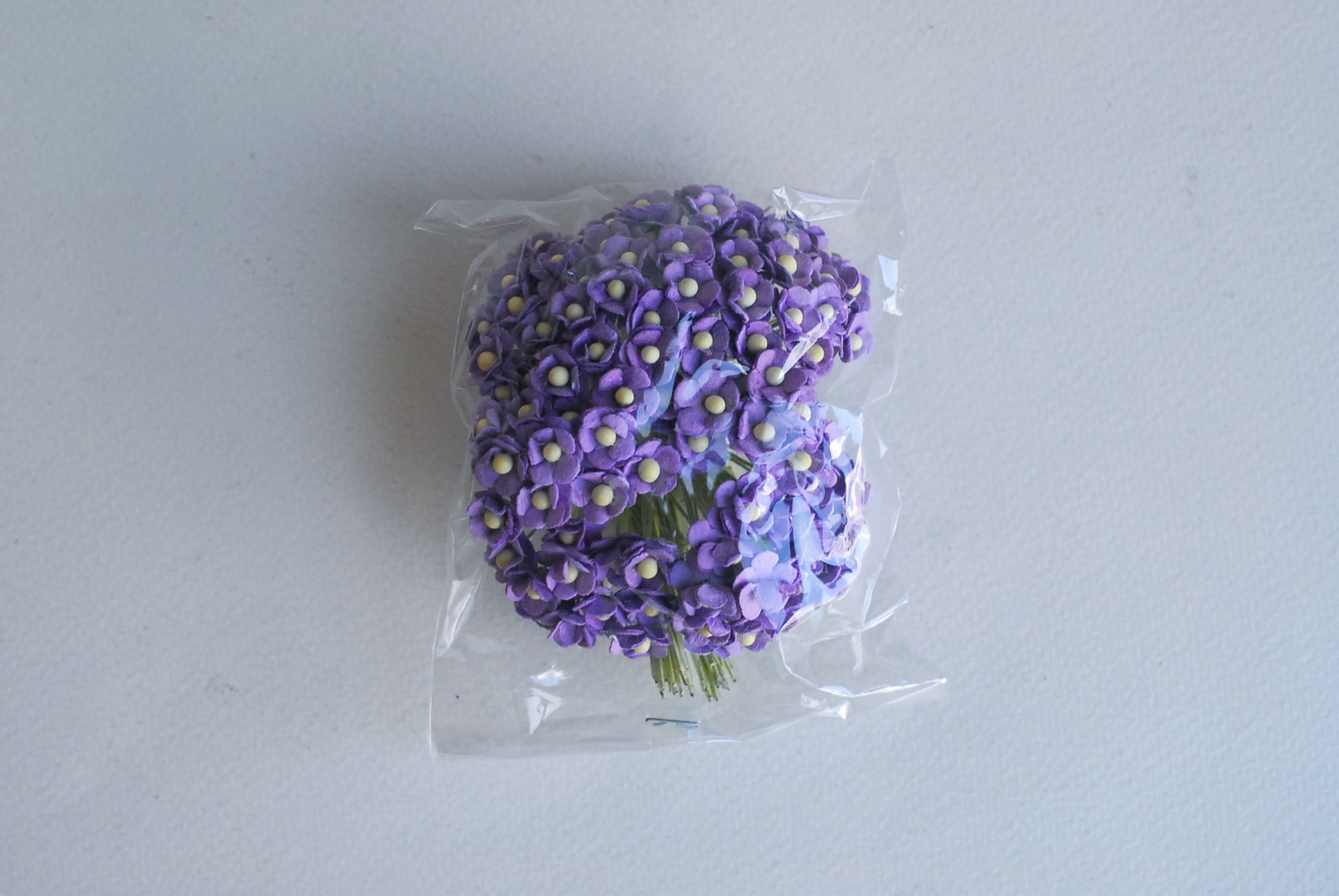 ดอกไม้กระดาษสา ดอกไม้กระดาษสาราคาส่ง ดอกไม้กระดาษสำหรับตกแต่ง งานแต่งงาน หรือติดของชำร่วย ดอก creeping lady 100 ดอก ขนาด 0.8 cm. สีม่วงเข้ม Small Paper Flower with stem, 100 pcs., size 0.8 cm., creeping flowers 2 layers, dark purple color.