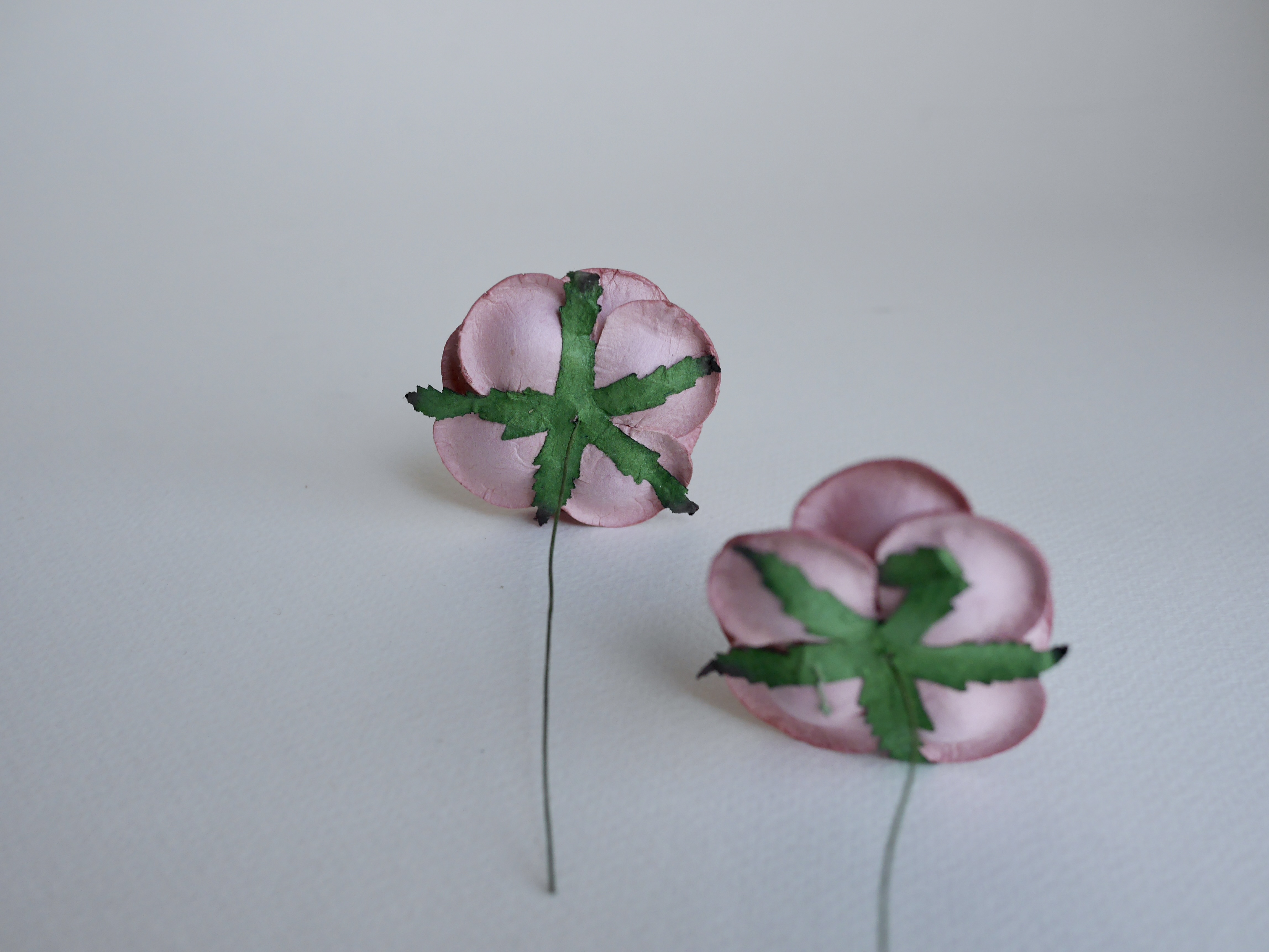 ดอกไม้กระดาษสา ราคาส่ง, ดอกกุหลาบกระดาษสา ดอกไม้ประดิษฐ์ ตกแต่งงานแต่งงาน ขนาด 4.5 cm., สำหรับของชำร่วย, งานแต่งงาน, ดอกไม้ทำข้อมือเจ้าสาว Paper flower,20 Pieces mulberry rose, 4.5 cm. สี115-1