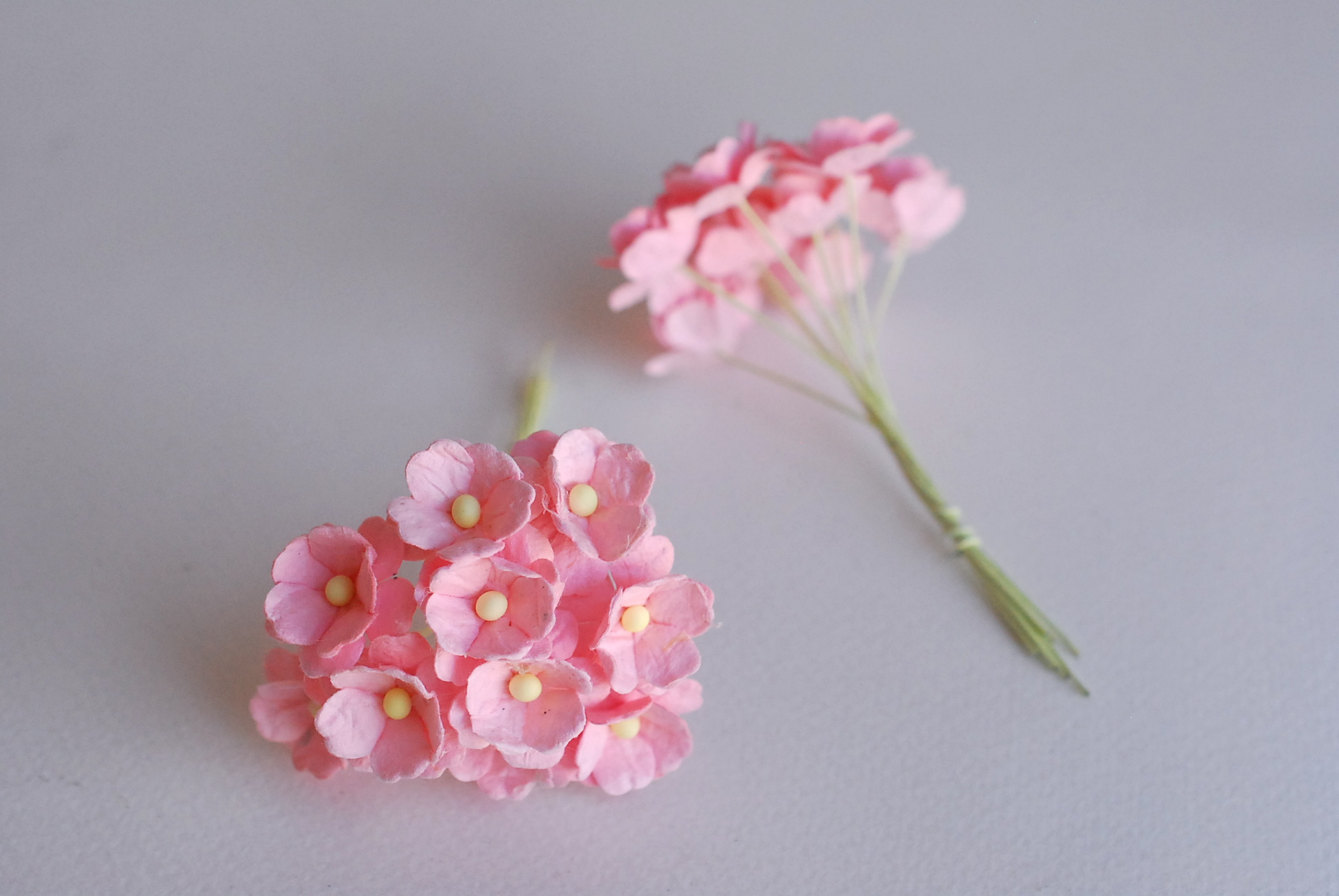 ดอกไม้กระดาษสา ดอกไฮเดรนเยียกระดาษสา ราคาส่ง ดอกไม้ประดิษฐ์ ตกแต่งงานแต่งงาน ประดิษฐ์ข้อมือเพื่อนเจ้าสาว ขนา่ด 1.5 cm., สำหรับของชำร่วย, งานแต่งงาน, ดอกไม้ทำข้อมือเจ้าสาว สีพีช จำนวน 100 ดอก Paper flower,100 Pieces mulberry hydenyia, peach medium color.