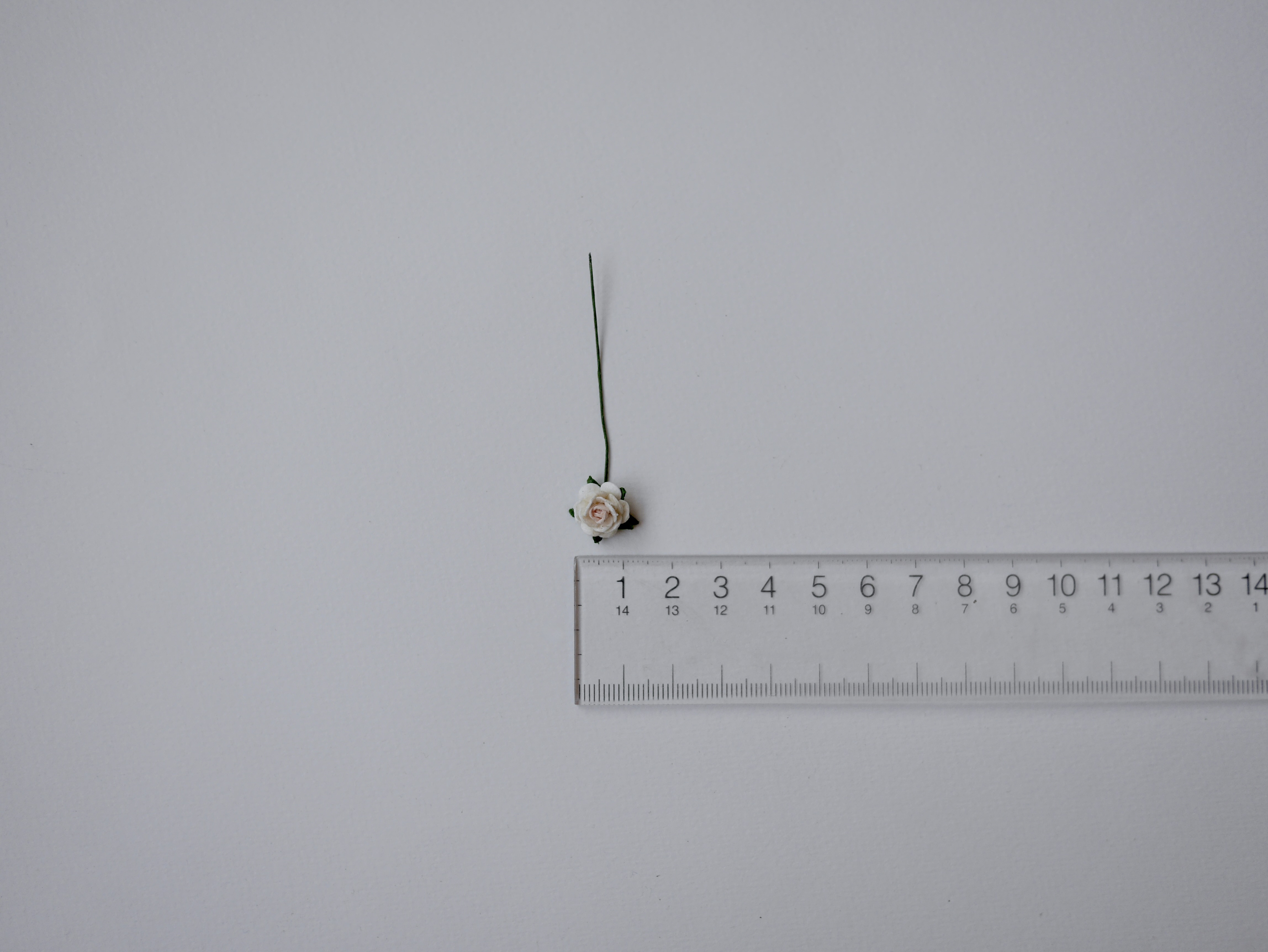 ดอกไม้กระดาษสาสำหรับตกแต่ง ของชำร่วย ดอกกุหลาบกระดาษสา ดอกไม้จิ๋ว สีชมพู ขาว two-tone #921 ขนาด 0.8 cm. จำนวน 100 ดอก/1 ถุง