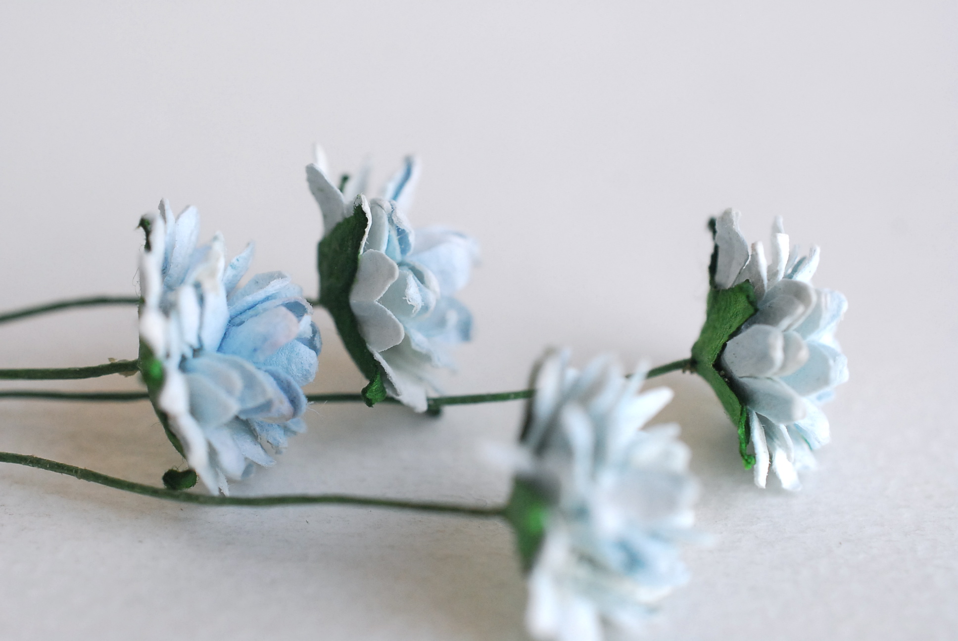 ดอกไม้ประดิษฐ์, ดอกไม้กระดาษสา, ดอก gypsophila, ดอกยิปโซ งานประดิษฐ์ตกแต่งของชำร่วย, ดอกไม้ทำพานพุ่ม,พานพวงมาลัย, พานรับไหว้, ขนาด 1.5 cm. สีฟ้าตุ่น