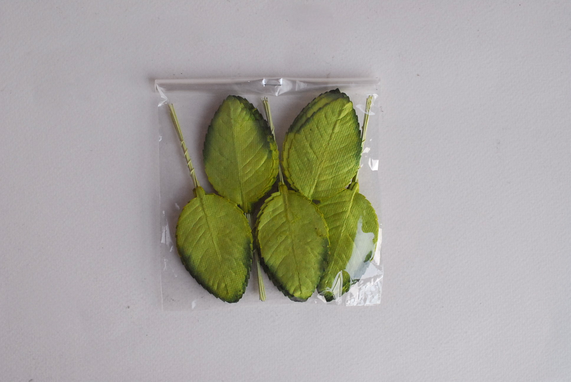 ใบไม้กระดาษ ใบไม้กระดาษสา ราคาส่ง,ใบไม่้กุหลาบกระดาษ สำหรับดอกกุหลาบกระดาษสา ใบไม้ประดิษฐ์ สำหรับตกแต่ง หรืองานแต่งงาน สีเขียวปัดเขียวเข้ม ขนาด6x4.5 cm. จำนวน 50 ใบ