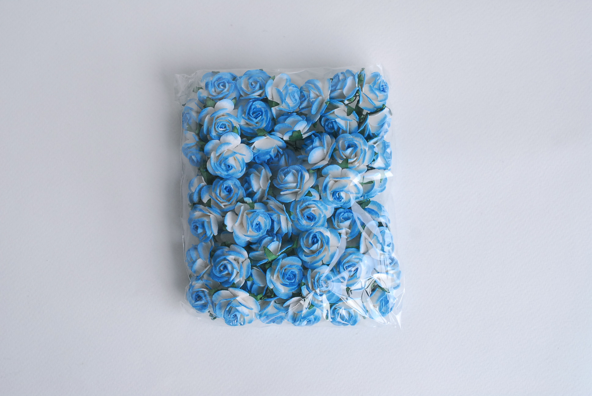ดอกไม้กระดาษสา ดอกกุหลาบกระดาษ ดอกไม้กุหลาบกระดาษ ราคาส่ง, ดอกกุหลาบกระดาษสา ดอกไม้ประดิษฐ์ สำหรับตกแต่ง หรืองานแต่งงาน สีฟ้าปัดขาว ขนาด 2.5 cm. จำนวน 50 ดอก paper flowers supplies DIY wedding flowers, mini roses paper size 2.5 cm. blue sky brush color.
