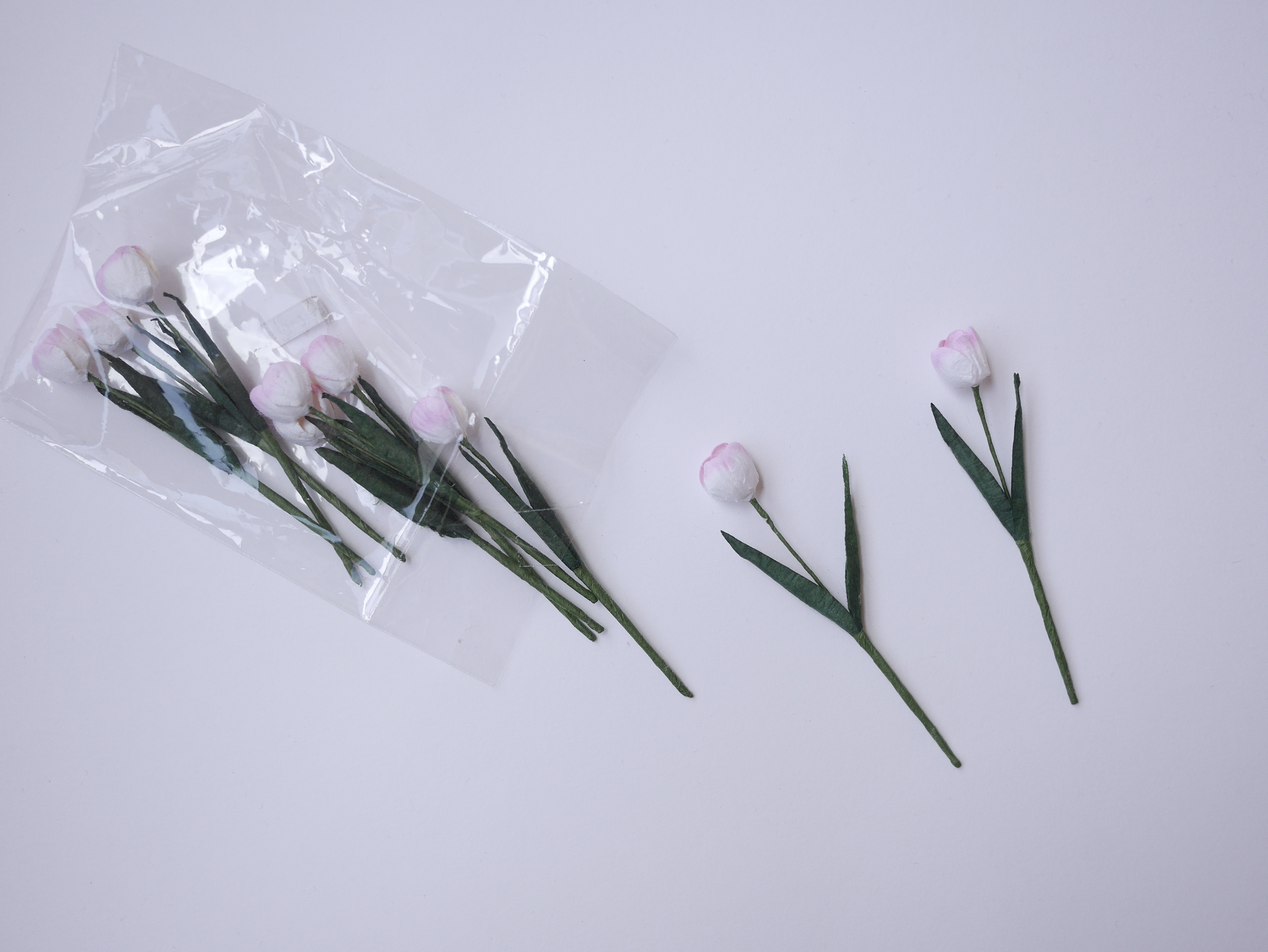 ดอกไม้ประดิษฐ์, ดอกไม้กระดาษสา, ดอกtulips, ดอกทิวลิปส์, ก้านสีเขียว งานประดิษฐ์ตกแต่งของชำร่วย,ทำการ์ดรับเชิญ,ช่อดอกไม้ขนาดเล็ก, ขนาด 1.5 cm. สีชมพูอ่อนปัดขาว