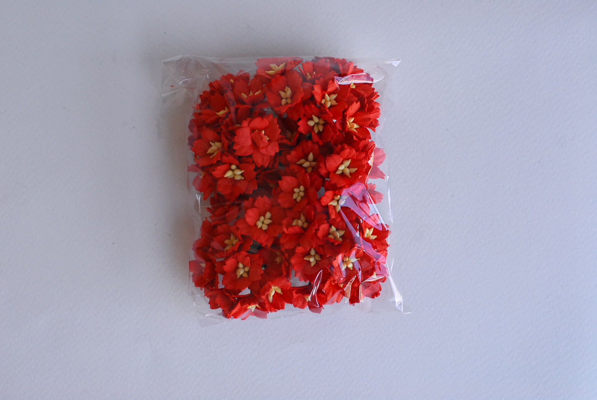 ดอกไม้กระดาษสา ดอกซากุระกระดาษ ขนาดเล็ก ดอกไม้กระดาษสาราคาส่ง ดอกไม้กระดาษสำหรับตกแต่งของชำร่วย งานแต่งงาน ทำช่อดอกไม้ติดอกเจ้าบ่าว ข้อมือดอกไม้เจ้าสาว ขนาด2.0 cm. 50 ดอก สีแดง Paper flowers supplies: DIY wedding tools small Cherry blossom (Sakura) red co