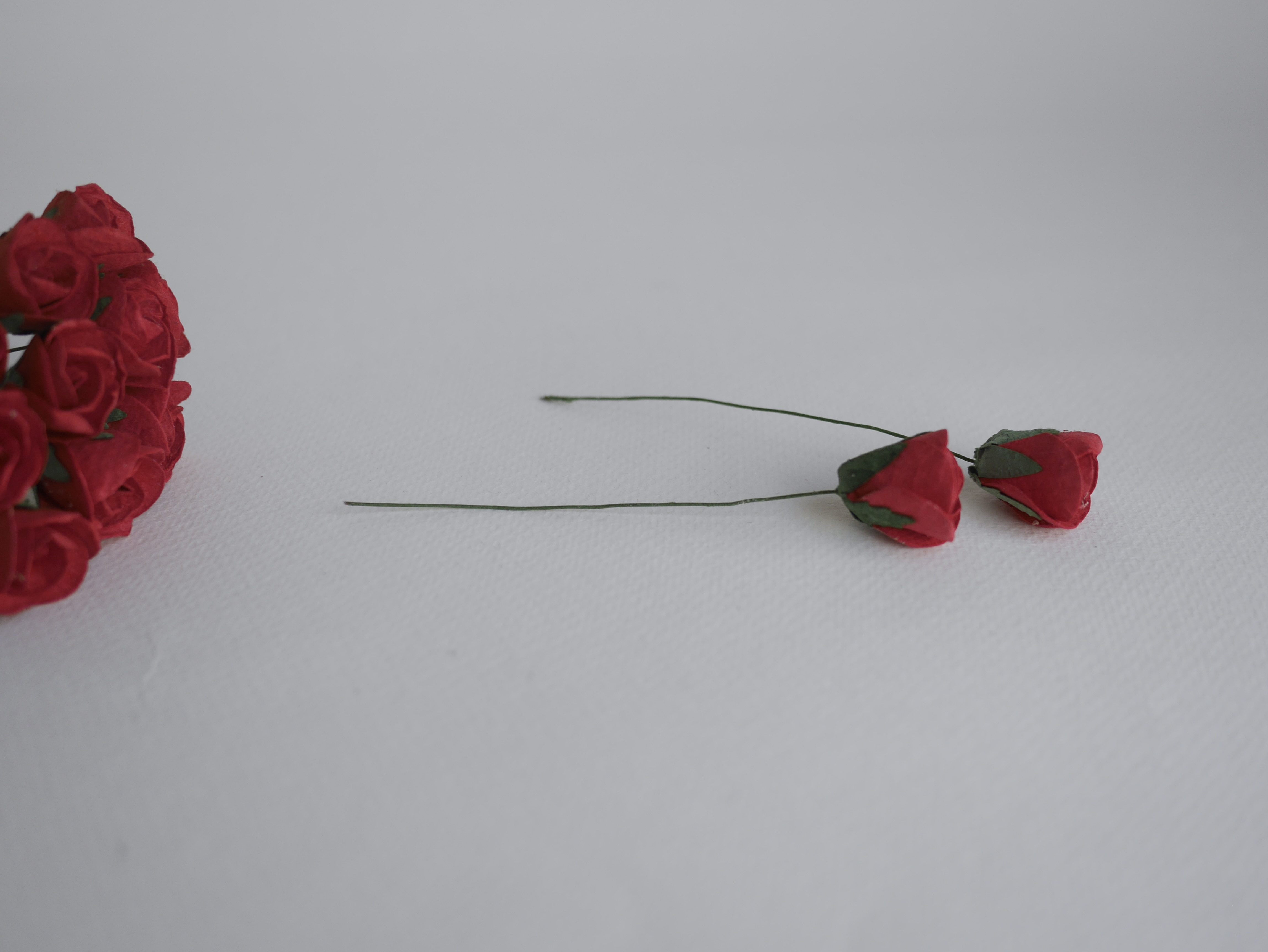 ดอกไม้กระดาษสา ดอกไม้กระดาษสา จตุจักร งานประดิษฐ์ ดอกไม้ทำข้อมือเพื่อนเจ้าสาว แต่งงาน, ดอกกุหลาบตูม 50 ดอก สีแดง ขนาด 1.8x2.0 cm. paper flowers, budding roses flower 1.8 x2.0 cm. 50 pieces. red color