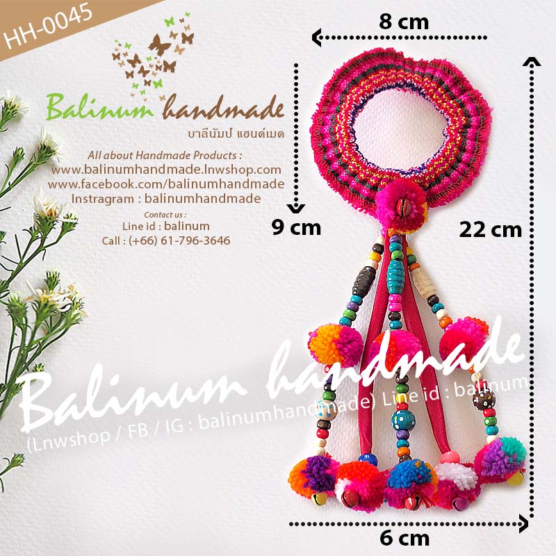 (1 ชิ้น) ยางรัดผมโครเชต์แฮนด์เมด งานถักไหมพรม รูปพวงมาลัยแบบระย้า ประดับด้วยผ้า ลูกปัดไม้ และกระพรวนหลากสี สไตล์โบฮีเมียนชาวเขาชาวดอย เด็กหรือผู้ใหญ่ก็ใช้ได้ สามารถใช้รัดผม รวบผม หรือเกล้าผมก็ได้ ดูเก๋ น่ารัก และมีสไตล์มากค่ะ หลายสี (Multi-color)