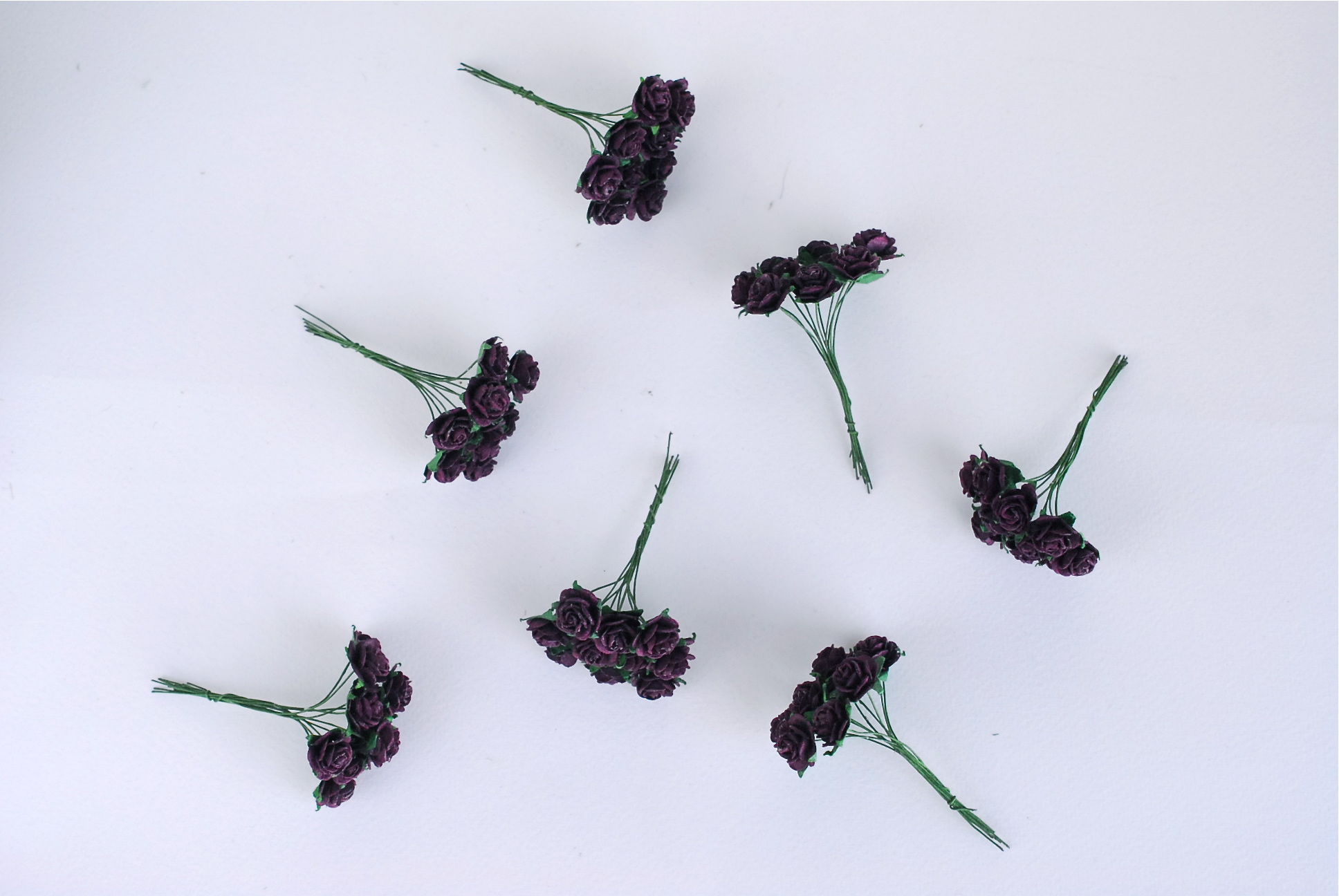 ดอกไม้กุหลาบกระดาษ ดอกกุหลาบขนาดจิ๋ว ดอกไม้ประดิษฐ์ ดอกไม้ของชำร่วย Paper Flowers size 1.5 cm., mini roses dark purple color, 100 pcs. ดอกไม้กระดาษสาสีม่วงเข้มขนาด 1.5 cm. จำนวน 100 ดอก