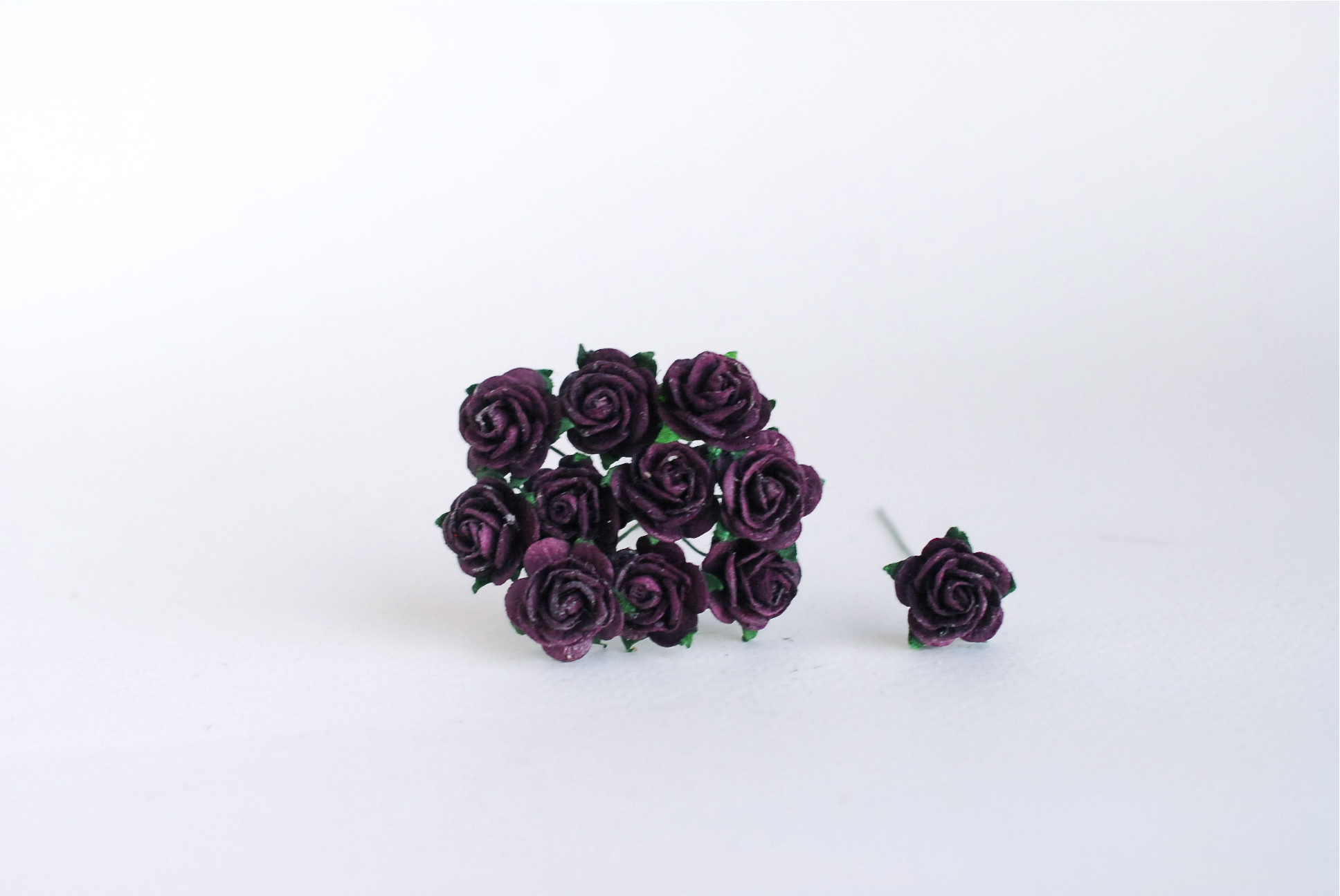 ดอกไม้กุหลาบกระดาษ ดอกกุหลาบขนาดจิ๋ว ดอกไม้ประดิษฐ์ ดอกไม้ของชำร่วย Paper Flowers size 1.5 cm., mini roses dark purple color, 100 pcs. ดอกไม้กระดาษสาสีม่วงเข้มขนาด 1.5 cm. จำนวน 100 ดอก