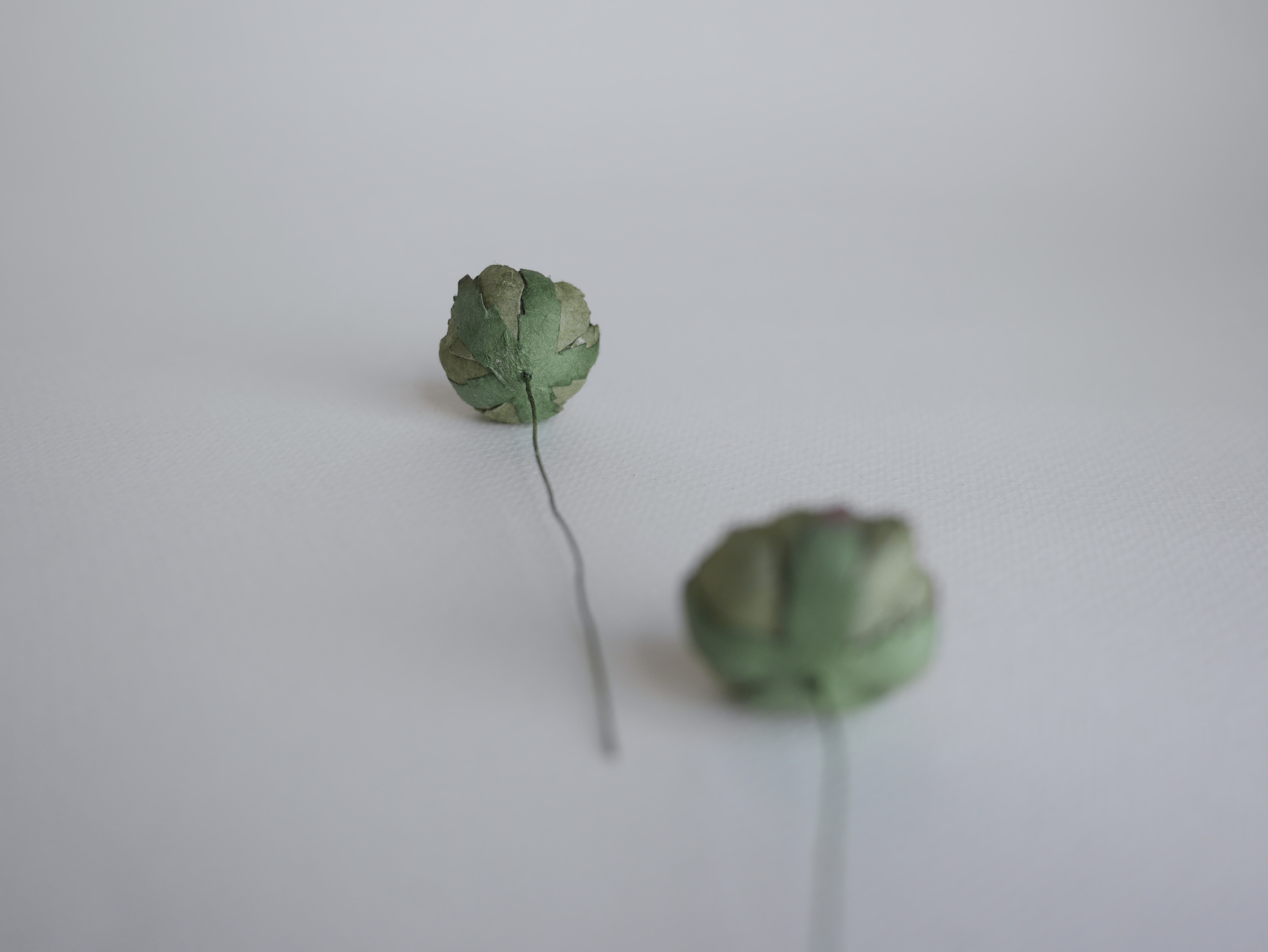 ดอกไม้กระดาษสา สำหรับตกแต่งของชำร่วย งานแต่งงาน ดอกกุหลาบกลม peony ขนาด 3.5 cm. จำนวน 25 ดอก, สีเขียวทหารเข้ม #164