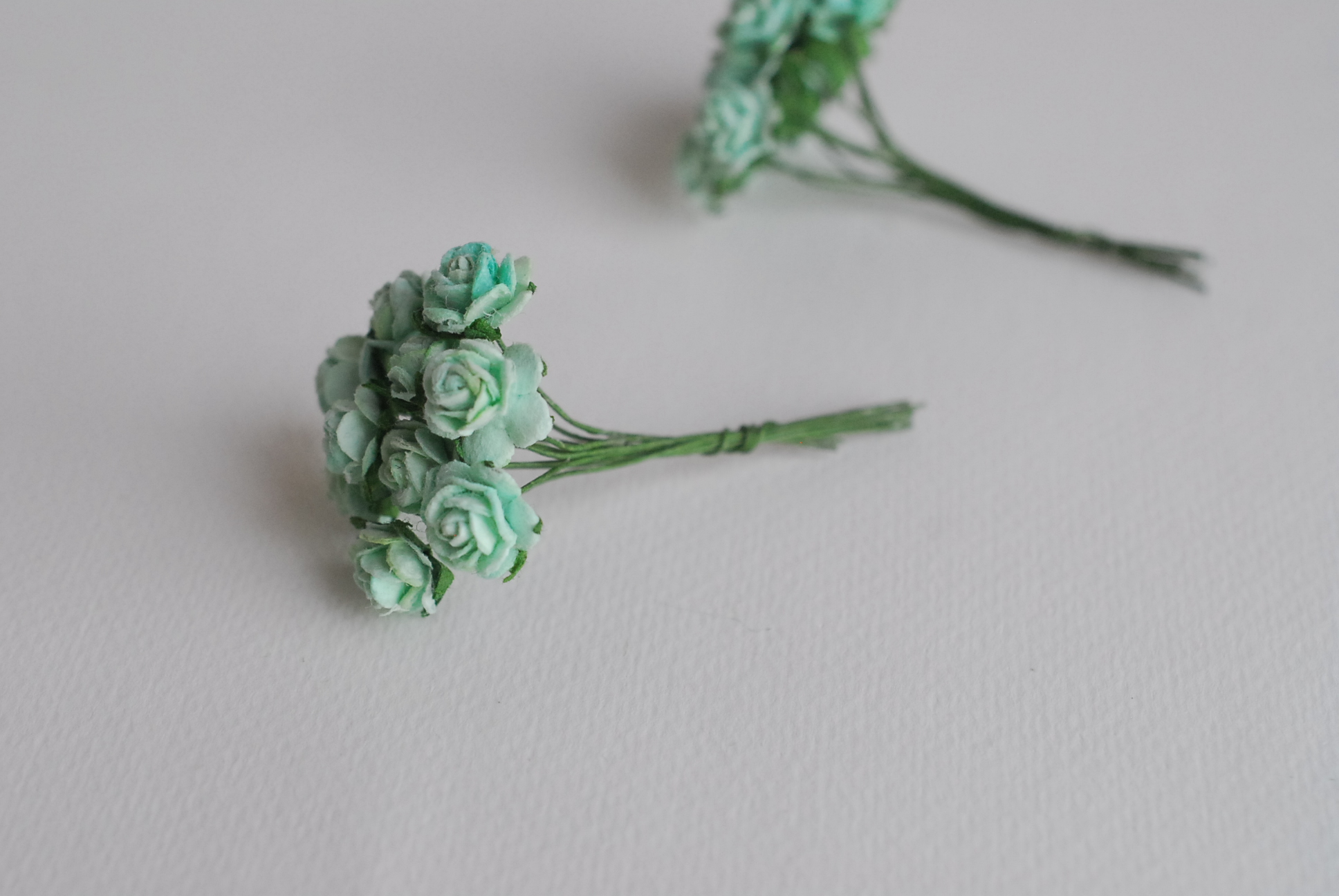 ดอกไม้กระดาษสาสำหรับตกแต่ง ของชำร่วย ดอกกุหลาบ กระดาษสา สีมิ้น #166 ขนาด 1 cm. จำนวน 100 ดอก/1 ถุง