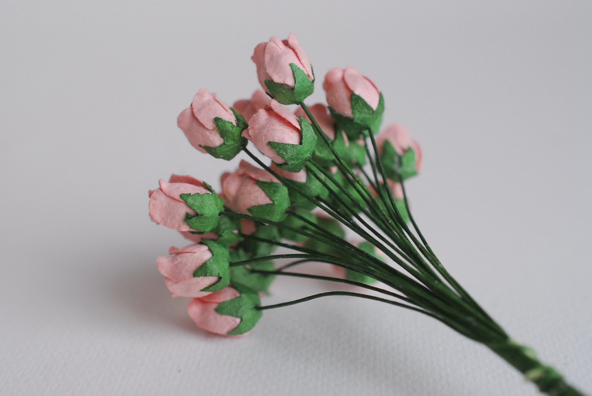 ดอกไม้กระดาษสา ดอกไม้กระดาษสา จตุจักร งานประดิษฐ์ ดอกไม้ทำข้อมือเพื่อนเจ้าสาว แต่งงาน, ดอกกุหลาบตูม 0.8x1 cm. 25 ดอก สีชมพูตุ่น paper flowers, budding roses flower 0.8x1 cm. 25 pieces pink rouge color.