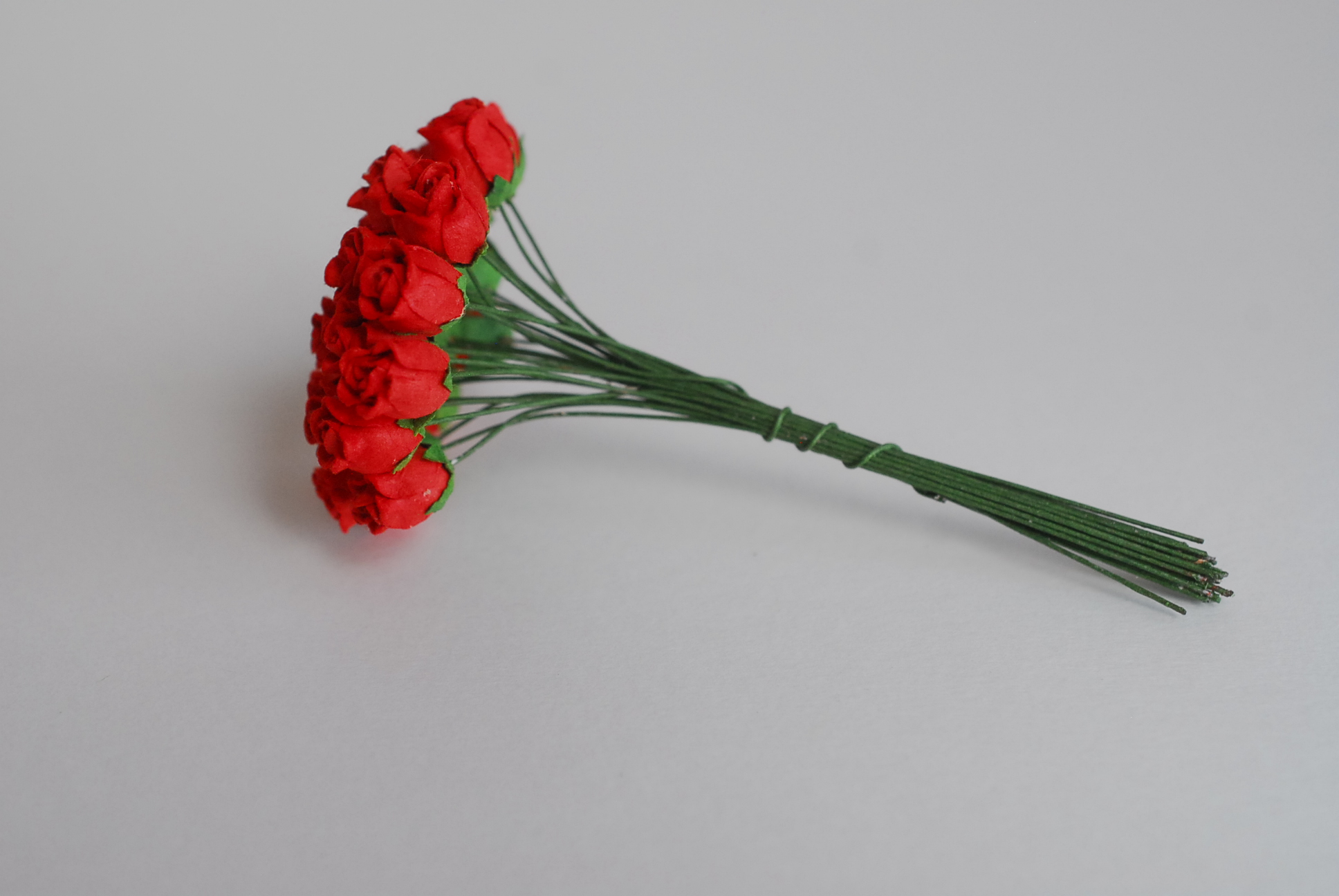 ดอกไม้กระดาษสา ดอกไม้กระดาษสา จตุจักร งานประดิษฐ์ ดอกไม้ทำข้อมือเพื่อนเจ้าสาว แต่งงาน, ดอกกุหลาบตูม 0.8x1 cm. 25 ดอก สีแดง paper flowers, budding roses flower 0.8x1 cm. 25 pieces red color.