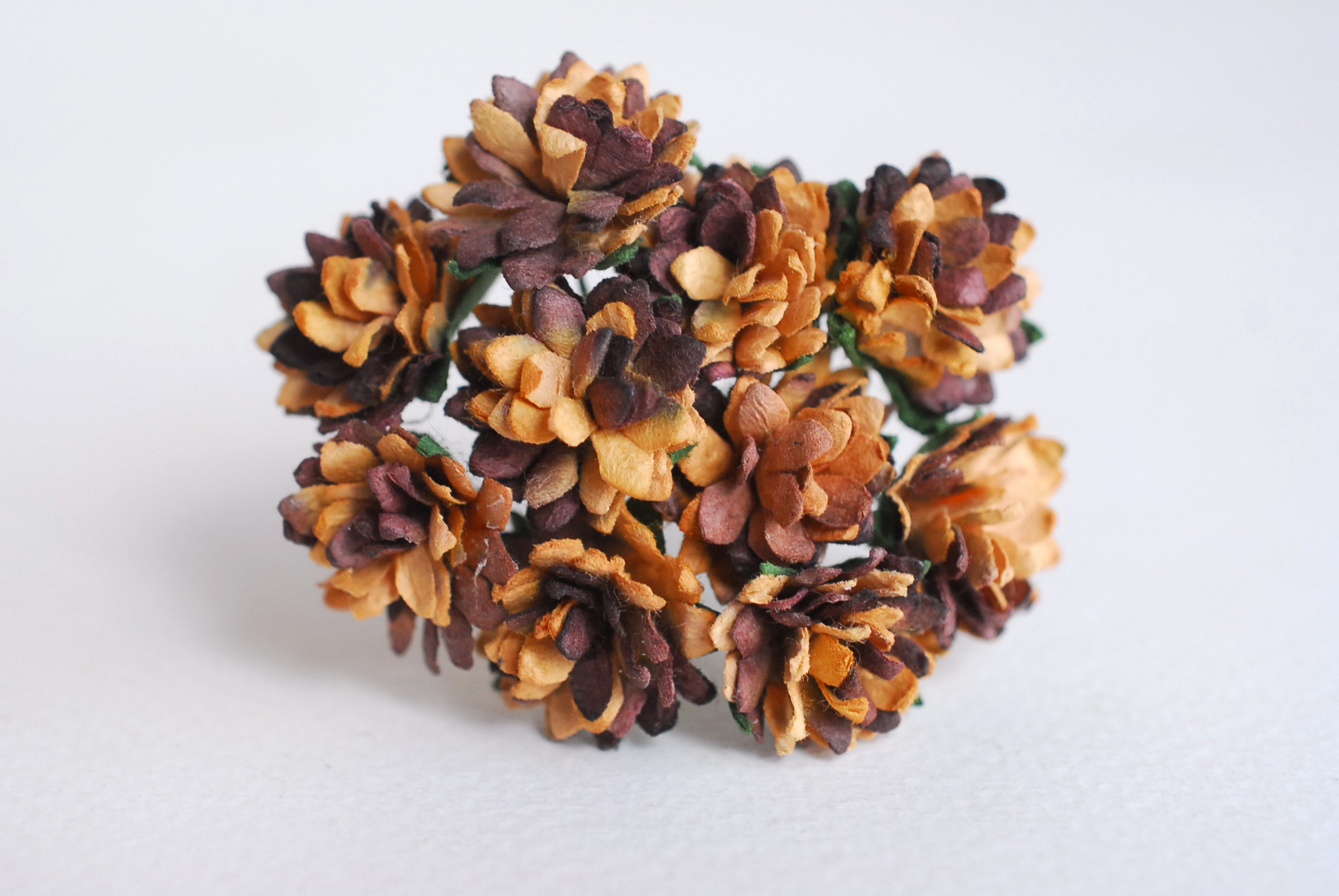 ดอกไม้ประดิษฐ์, ดอกไม้กระดาษสา, ดอก gypsophila, ดอกยิปโซ งานประดิษฐ์ตกแต่งของชำร่วย, ดอกไาด 1.5 cmม้ทำพานพุ่ม,พานพวงมาลัย, พานรับไหว้, ขันหมาก. สีน้ำตาลไหม้ปัด