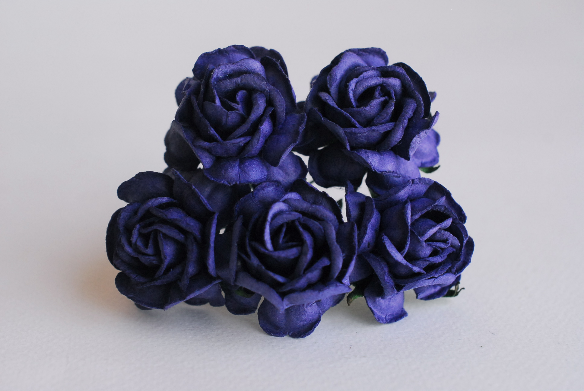 ดอกไม้กระดาษสา ดอกกุหลาบกระดาษสา ดอกไม้กุหลาบ ดอกไม้ประดิษฐ์ สำหรับตกแต่ง หรืองานแต่งงาน สีน้ำเงินเข้ม ขนาด 3.5 cm. จำนวน 25 ดอก Paper flowers, handmade flowers, small roses paper size 3.5 cm. 25 pieces, nevy blue color.