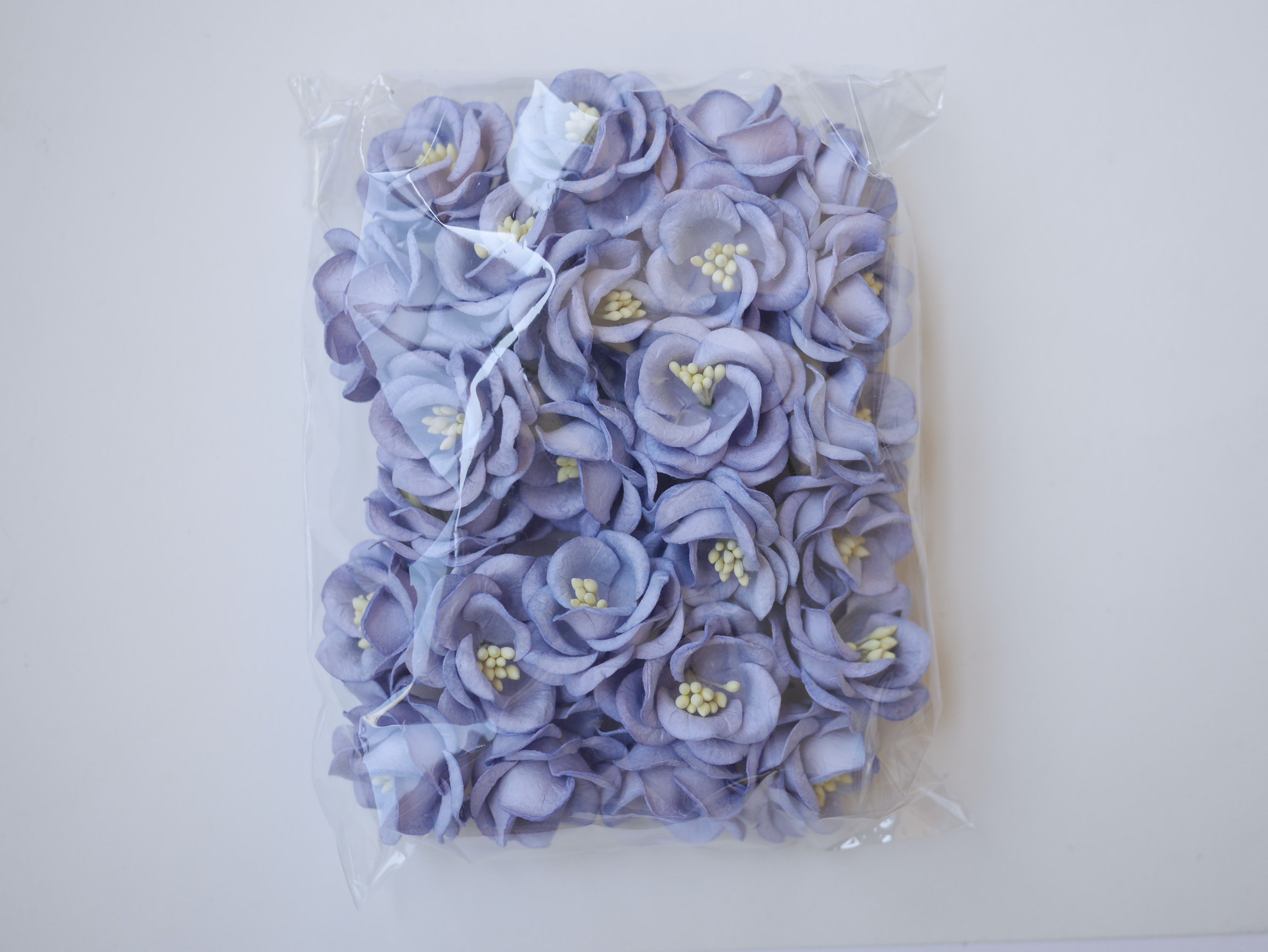 ดอกไม้กระดาษสา ดอกกุหลาบกระดาษสา ดอกไม้กุหลาบ กลีบโค้ง ดอกไม้ประดิษฐ์ สำหรับตกแต่ง หรืองานแต่งงาน สีฟ้าตุ่น ขนาด 3.5 cm. จำนวน 25 ดอก เกสรสีฟ้าม่วงตุ่น Paper flowers, handmade flowers, small roses paper size 3.5 cm. 25 pieces, pale blue purple color, ivor