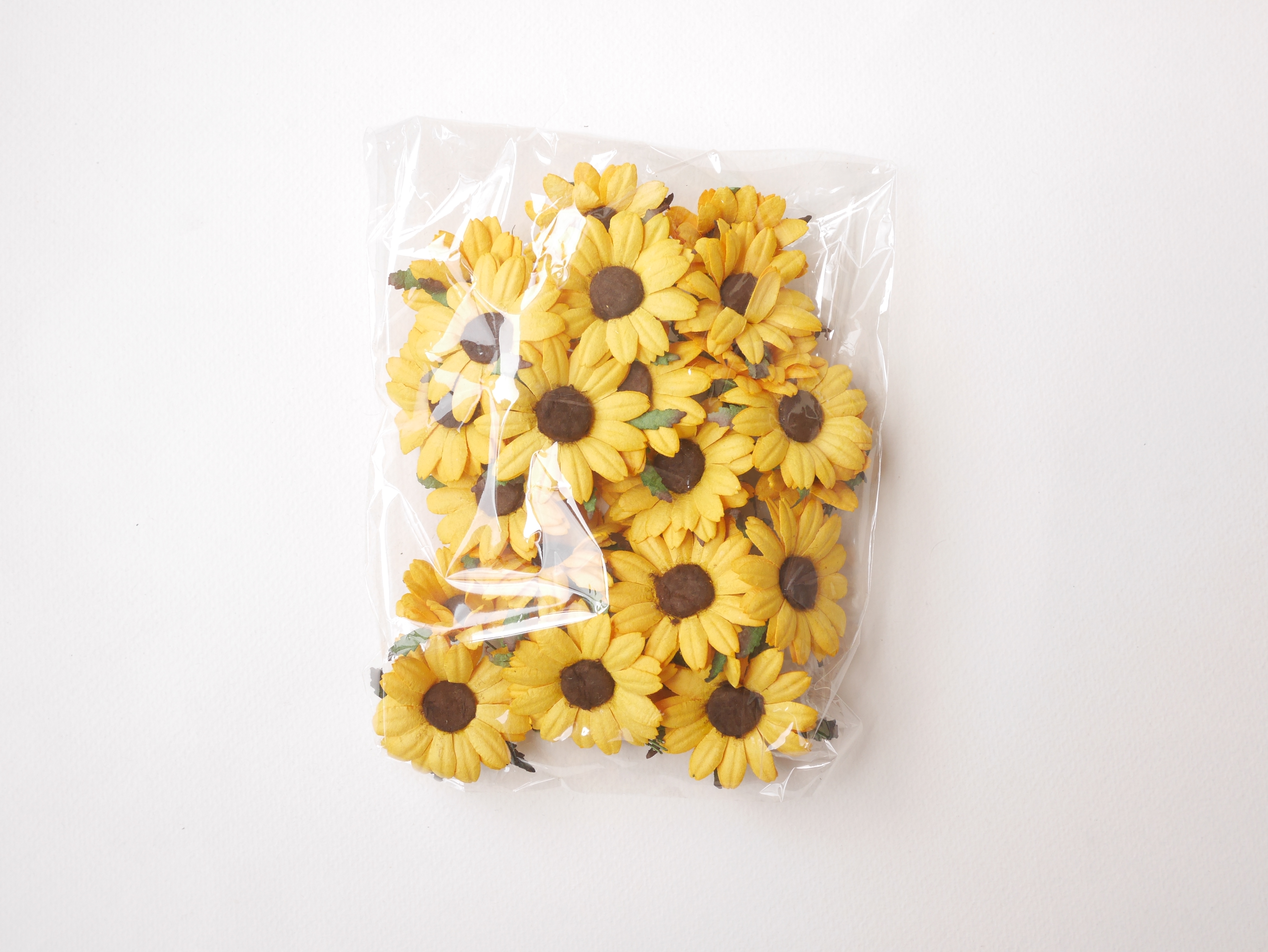 ดอกไม้กระดาษสา ดอกไม้ประดิษฐ์จากกระดาษสา ดอกเดซี่ เกสรสีทอง ดอกไม้กระดาษสาขายส่ง ดอกไม้ประดิษฐ์ ดอกไม้ทำข้อมือเพื่อนเจ้าสาว ดอก daisy ขนาด 3.5 cm. จำนวน 25 ดอก สีเหลือง Paper Flower, 25 Daisy Flowers, yellow color, size 3.5 cm., brown pollen.