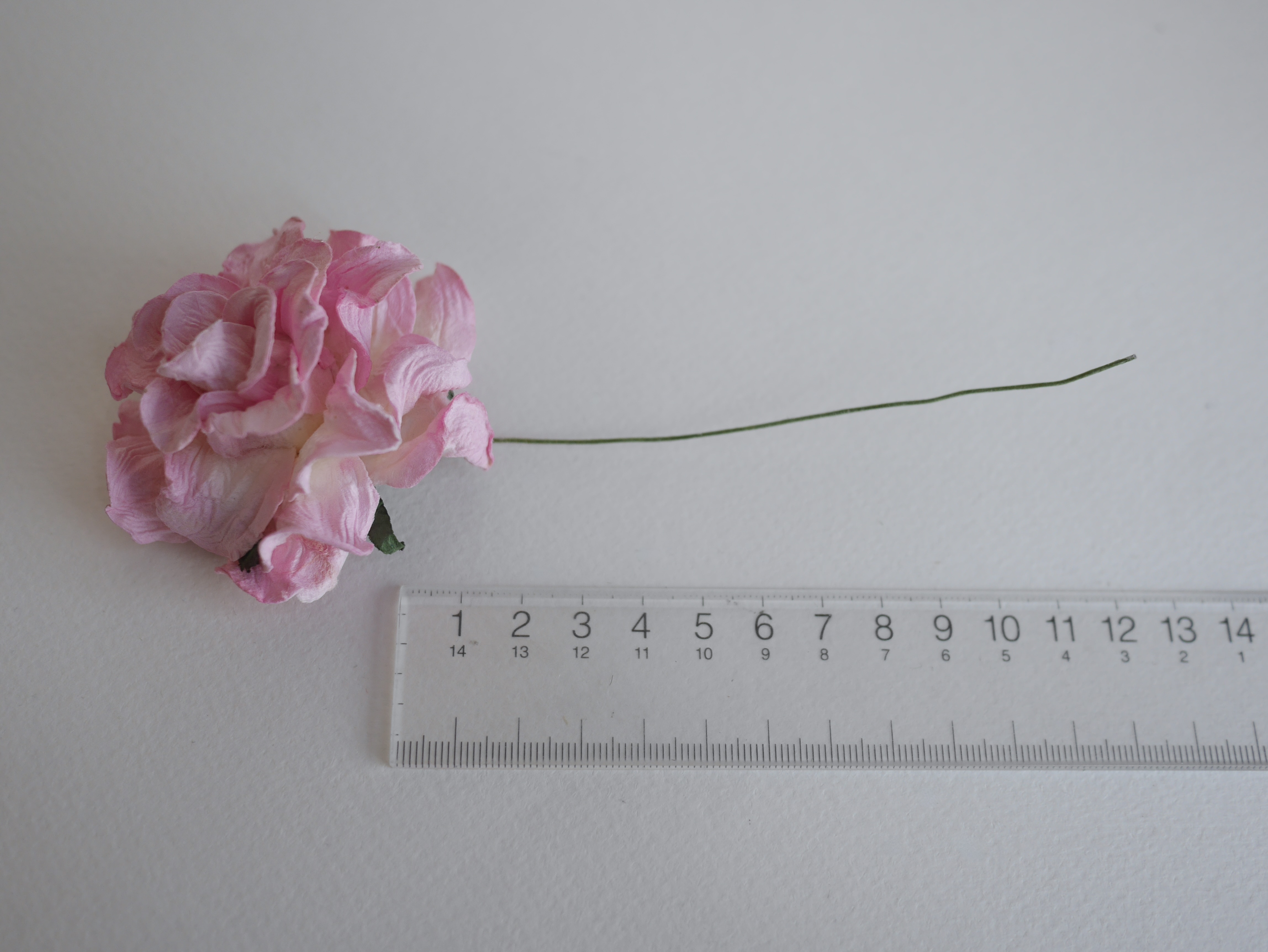 ดอกไม้ประดิษฐ์ ดอกไม้กระดาษสา ตกแต่งงานแต่งงาน งานแต่งงาน ดอกไม้ทำมงกุฎ ดอกกุหลาบขนาดใหญ่ 7 cm. 2 ดอก กลีบบิด สีชมพูปัดสีขาวข้างใน pink brush white color