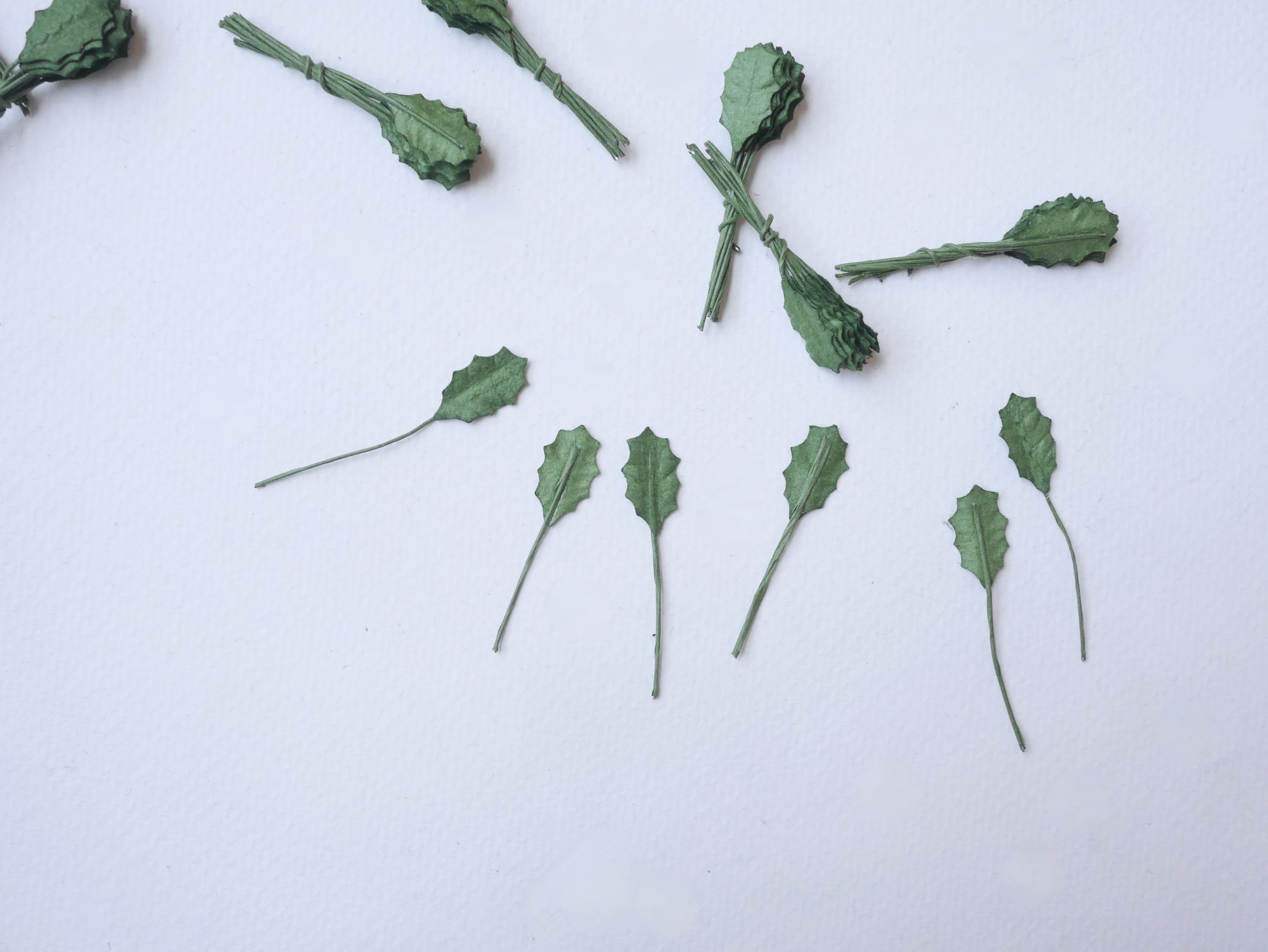 ใบไม้ x'masใบไม้กระดาษสา ราคาส่ง,ใบไม้ ใบchristmas ใบไม้ประดิษฐ์ สำหรับตกแต่ง หรืองานแต่งงาน สีเขียว ขนาด 2 x1.00 cm. จำนวน 100 ใบ