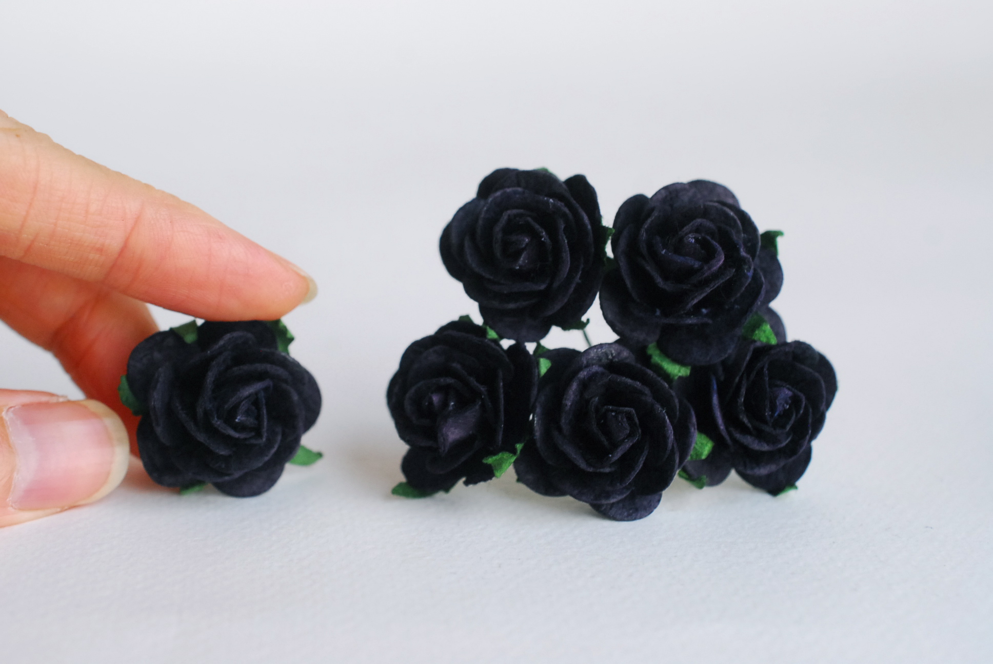 ดอกไม้กระดาษสา ดอกไม้กระดาษสา ราคาส่ง, ดอกกุหลาบกระดาษสา ดอกไม้ประดิษฐ์ สำหรับตกแต่ง หรืองานแต่งงาน สีดำน้ำเงิน ขนาด 2.5 cm. จำนวน 50 ดอก Paper flowers, handmade flowers, small roses paper size 2.5 cm. 50 pieces, black-blue color.