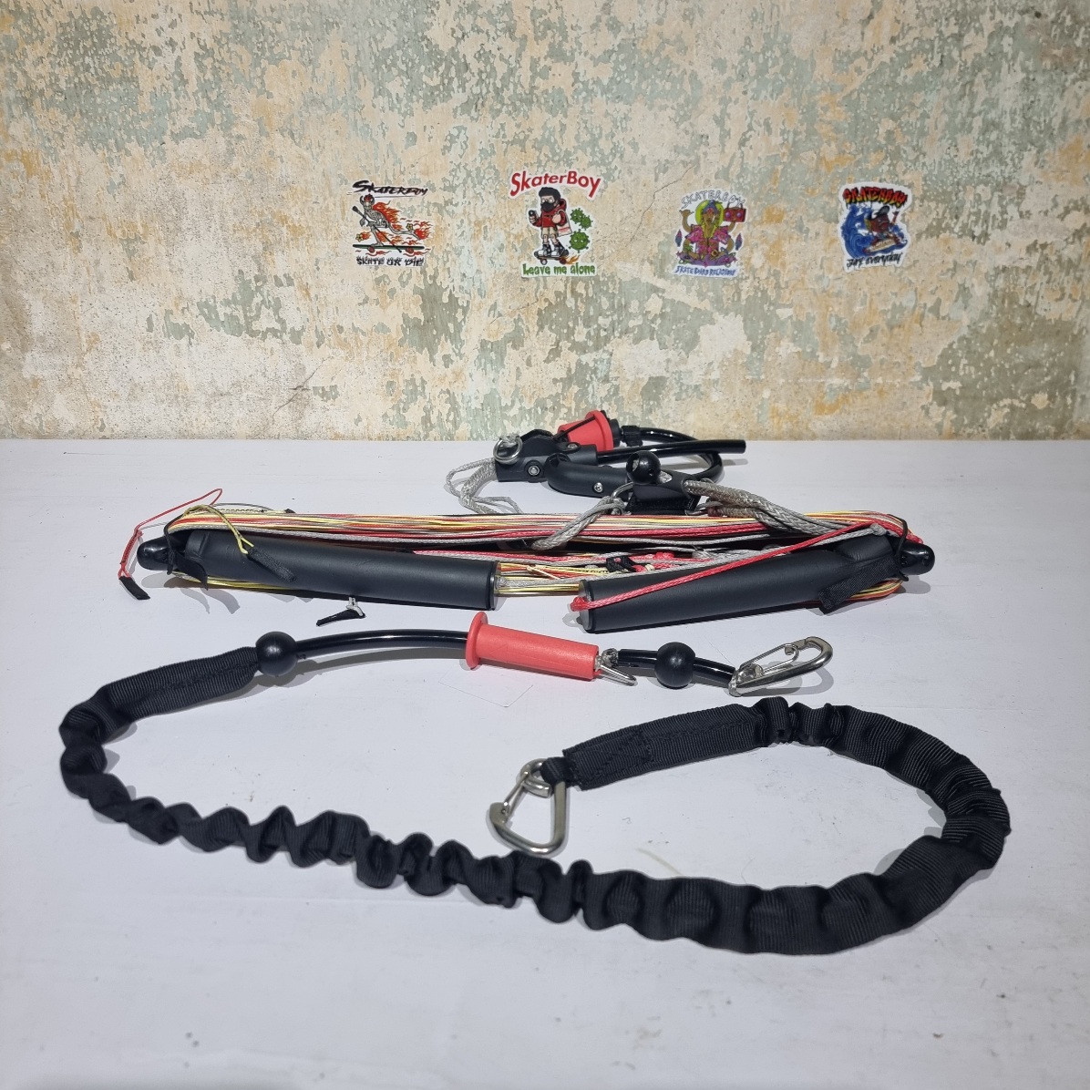 [0205] อุปกรณ์สำหรับ kiteboard, บังคับว่าว control bar, สายรัด leash, เข็มขัดนิรภัย harness, สายว่าว lines