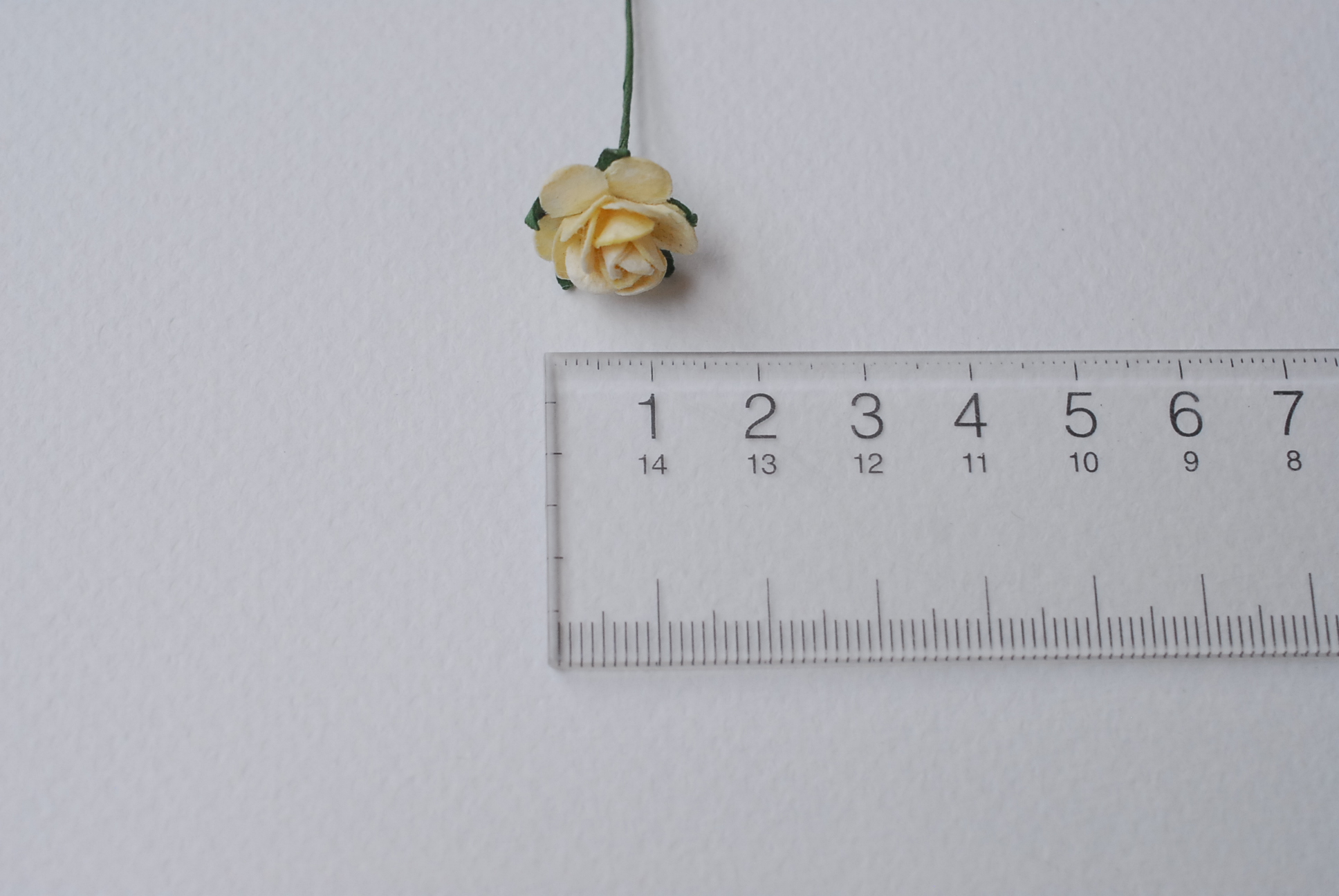 ดอกไม้กุหลาบกระดาษสา, ดอกกุหลาบจิ๋ว, ดอกไม้กระดาษสาขายส่ง สีเหลืองอ่อน ขนาด 1.5 cm. จำนวน 100 ดอก Paper Flowers size 1.5 cm., mini roses pale yellow color, 100 pcs. handmade flowers.