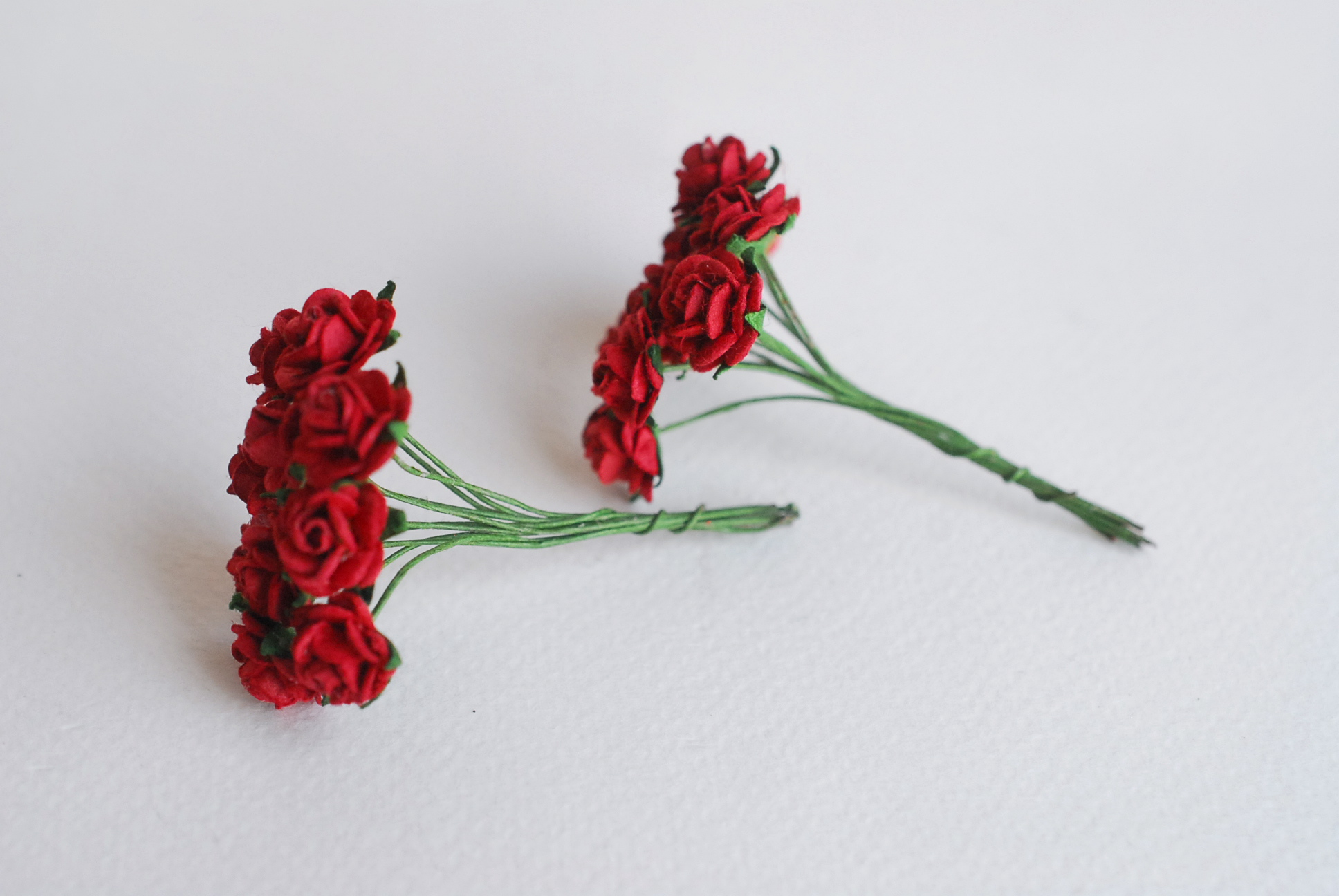 ดอกไม้กระดาษสาสำหรับตกแต่ง ของชำร่วย ดอกกุหลาบ ดอกกุหลาบสีแดง กระดาษสา สีแดงเข้มขนาด 1 cm. จำนวน 100 ดอก/1 ถุง