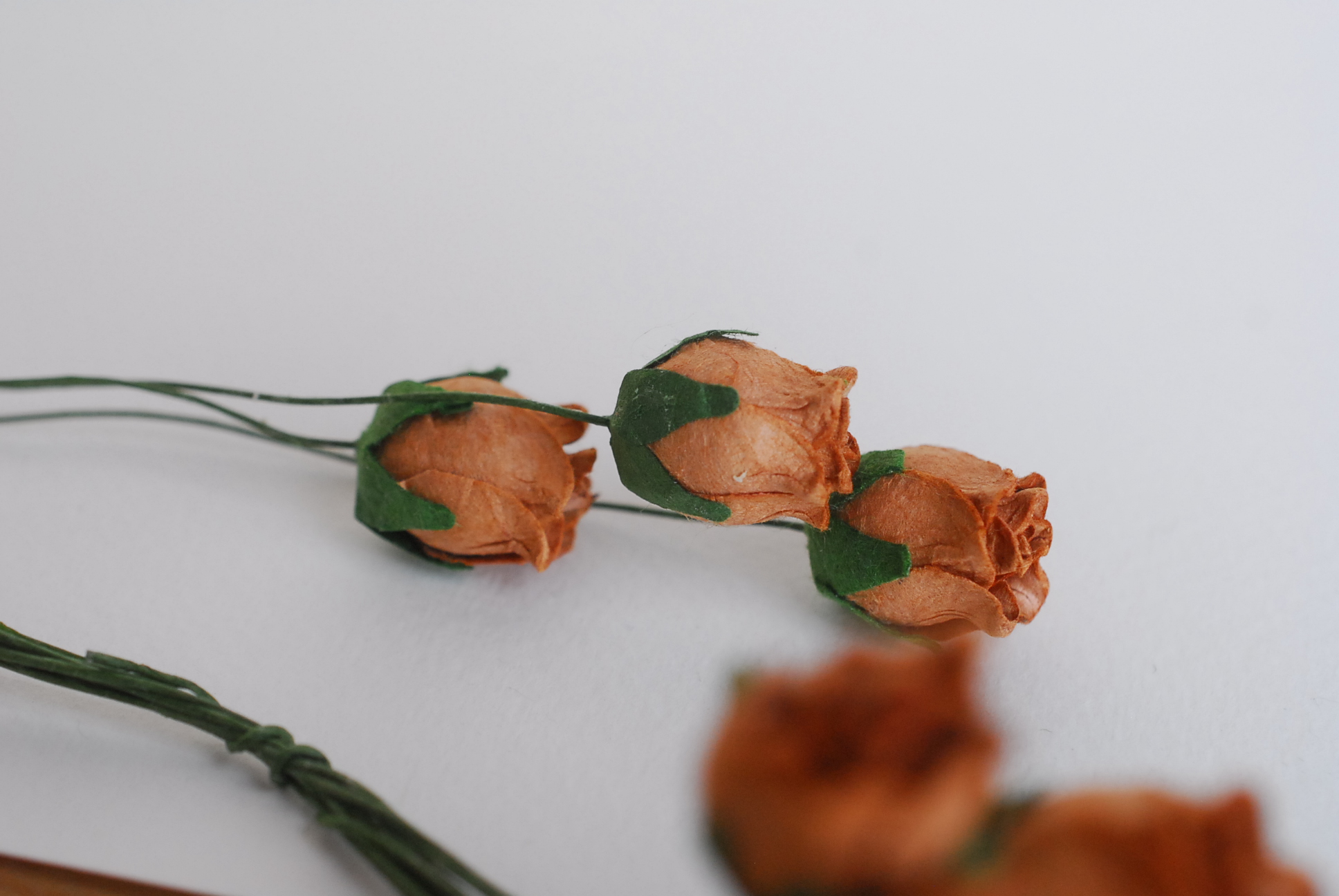 ดอกไม้กระดาษสา ดอกไม้กระดาษสา จตุจักร งานประดิษฐ์ ดอกไม้ทำข้อมือเพื่อนเจ้าสาว แต่งงาน, ดอกกุหลาบตูม 50 ดอก สีน้ำตาลกระดาษ color ขนาด 1.5 cm. paper flowers, budding roses flower 1.5 cm. 50 pieces. medium brown color.