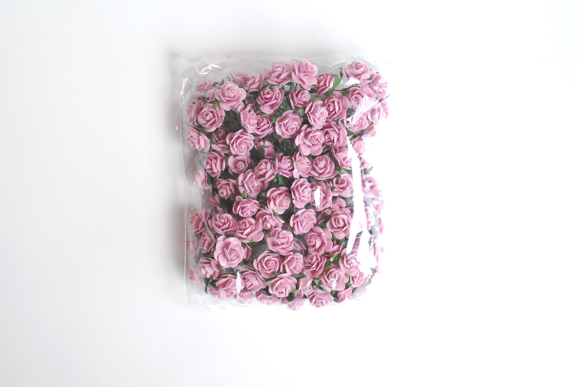 ดอกไม้กุหลาบกระดาษ ดอกไม้กระดาษสา, ดอกกุหลาบจิ๋ว, ดอกไม้กระดาษสาขายส่ง สีชมพูม่วง ขนาด 1.5 cm. จำนวน 100 ดอก Paper Flowers size 1.5 cm., mini roses pink purple color, 100 pcs.