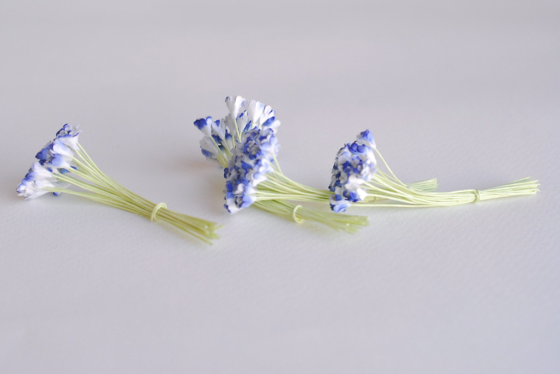 ดอกไม้ประดิษฐ์, ดอกไม้กระดาษสา, ดอก gypsophila, ดอกยิปโซ งานประดิษฐ์ตกแต่งของชำร่วย, ดอกไม้ทำพานพุ่ม, พานรับไหว้, ขนาด 0.4 cm. สีน้ำเงินปัดขาว